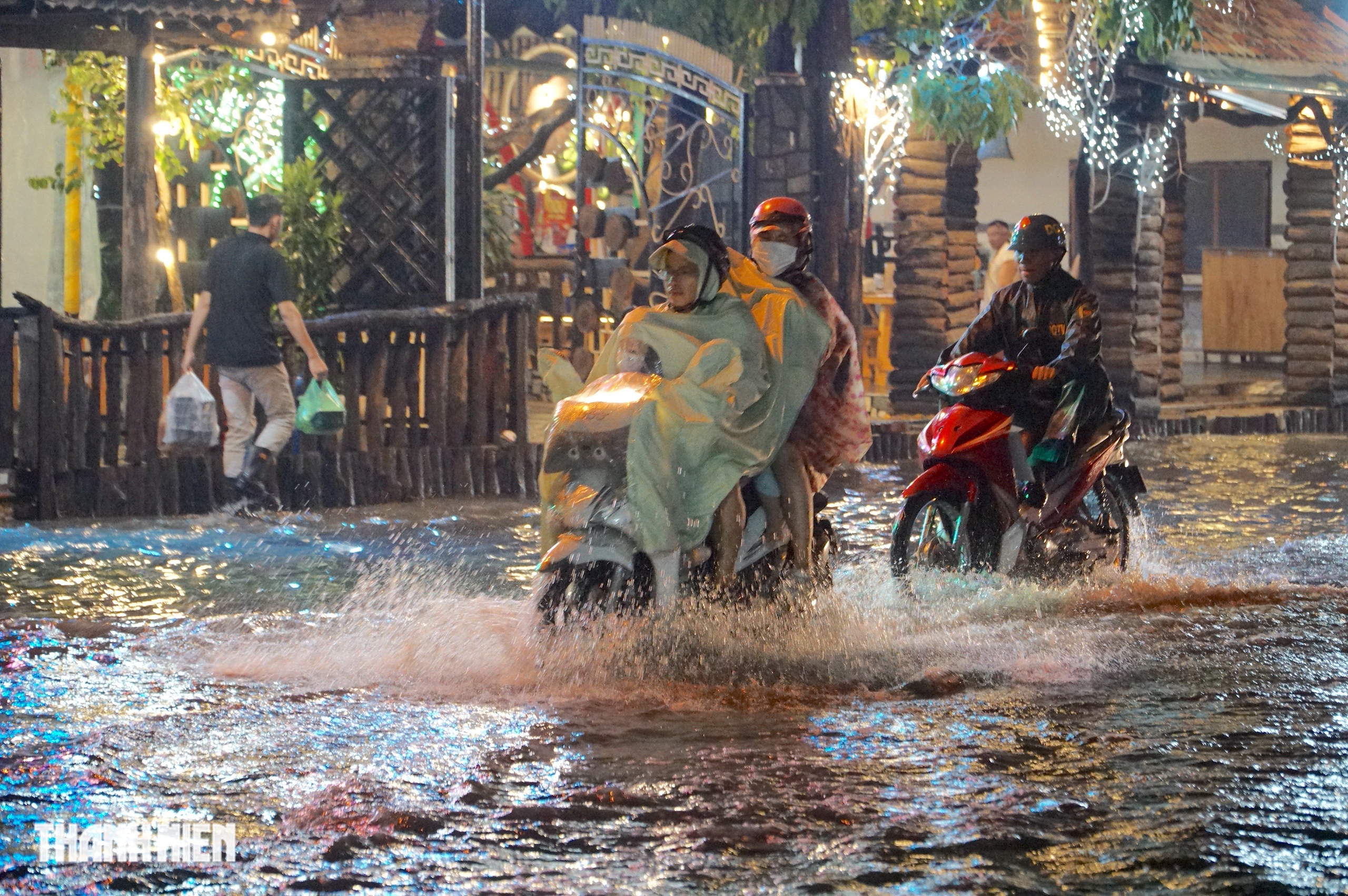 Mưa lớn cuối tuần: Đường Nguyễn Văn Khối ngập hơn 1 tiếng - Ảnh 1.