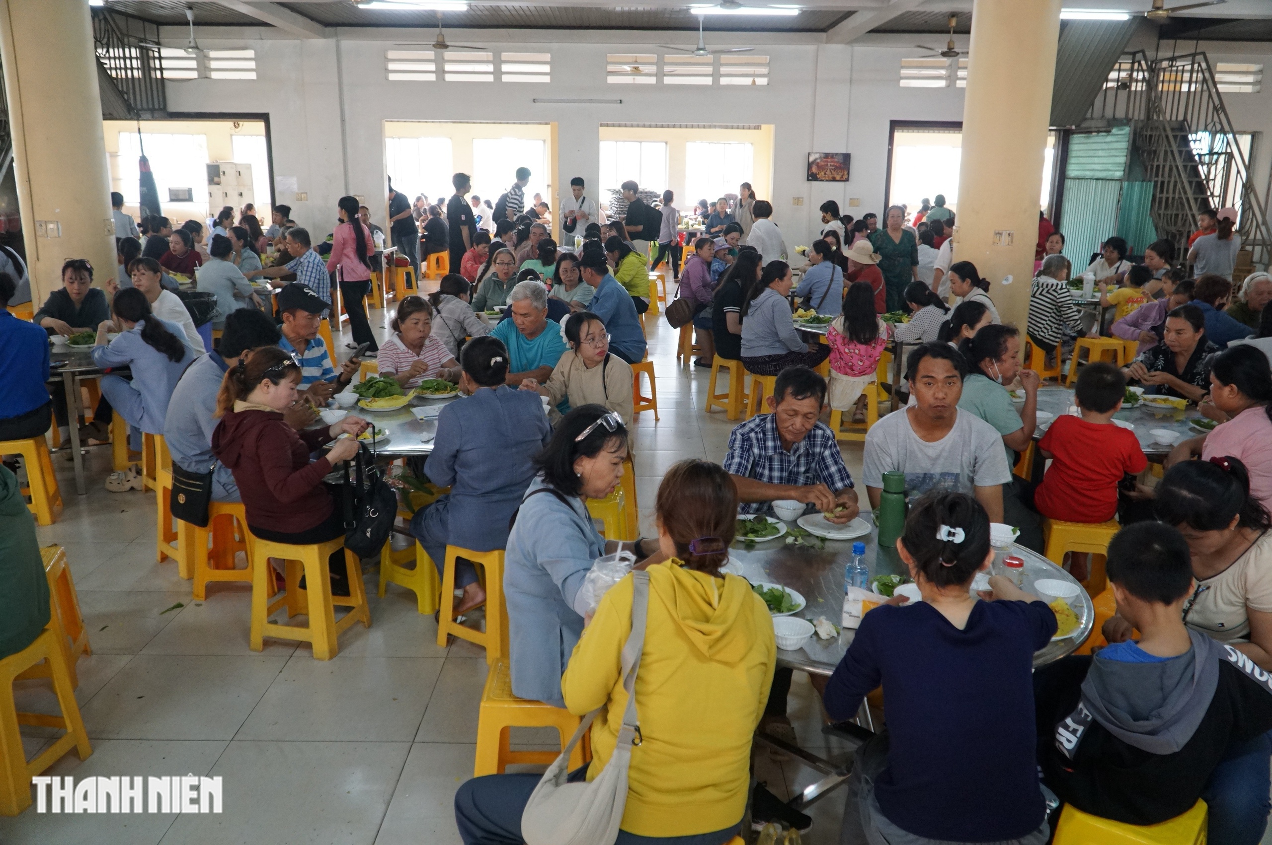 &lsquo;Đại tiệc&rsquo; 20.000 chiếc b&aacute;nh x&egrave;o chay miễn ph&iacute; tại ch&ugrave;a Hoằng Ph&aacute;p m&ugrave;a Phật đản - Ảnh 10.