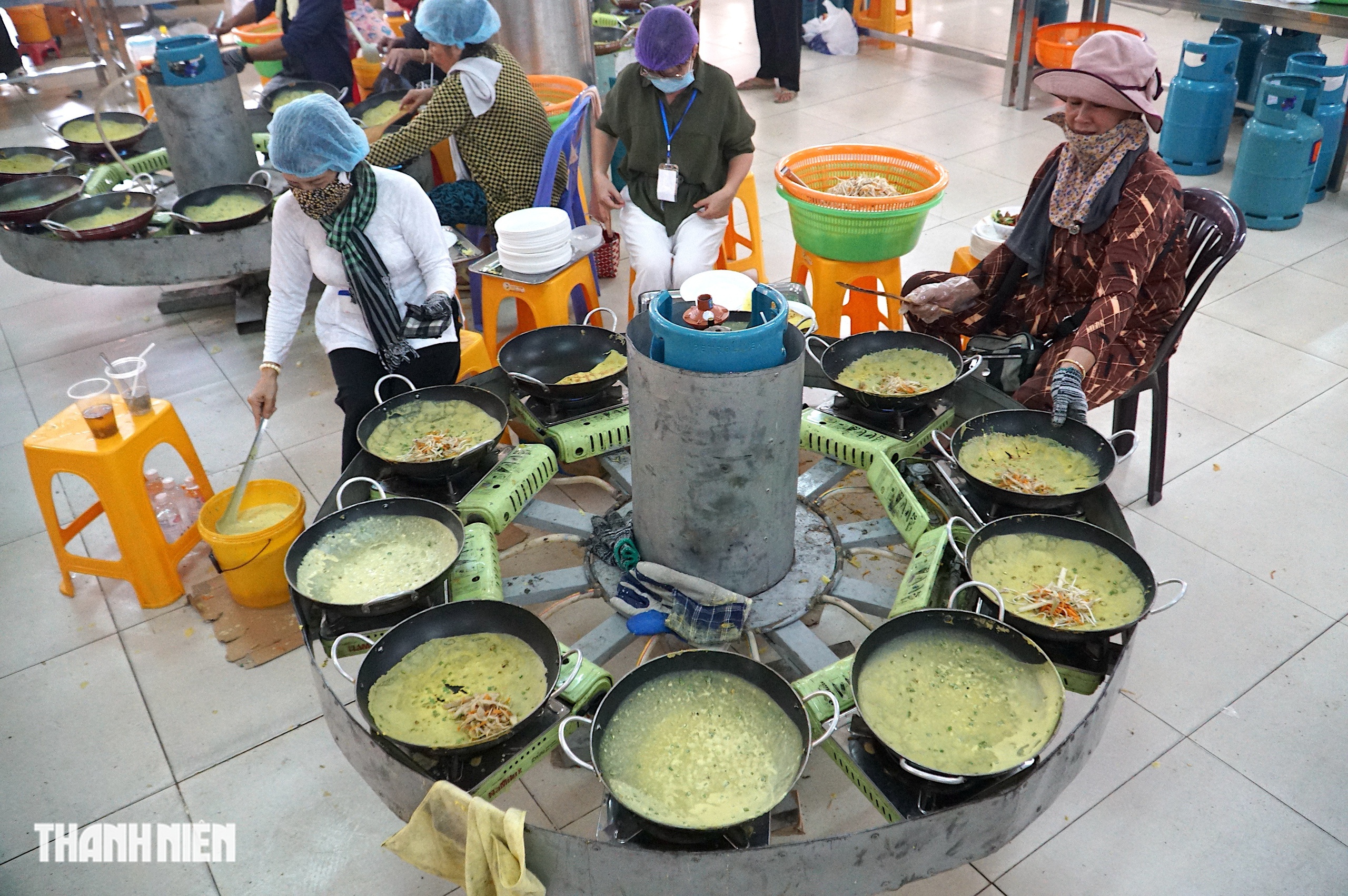 &lsquo;Đại tiệc&rsquo; 20.000 chiếc b&aacute;nh x&egrave;o chay miễn ph&iacute; tại ch&ugrave;a Hoằng Ph&aacute;p m&ugrave;a Phật đản - Ảnh 1.