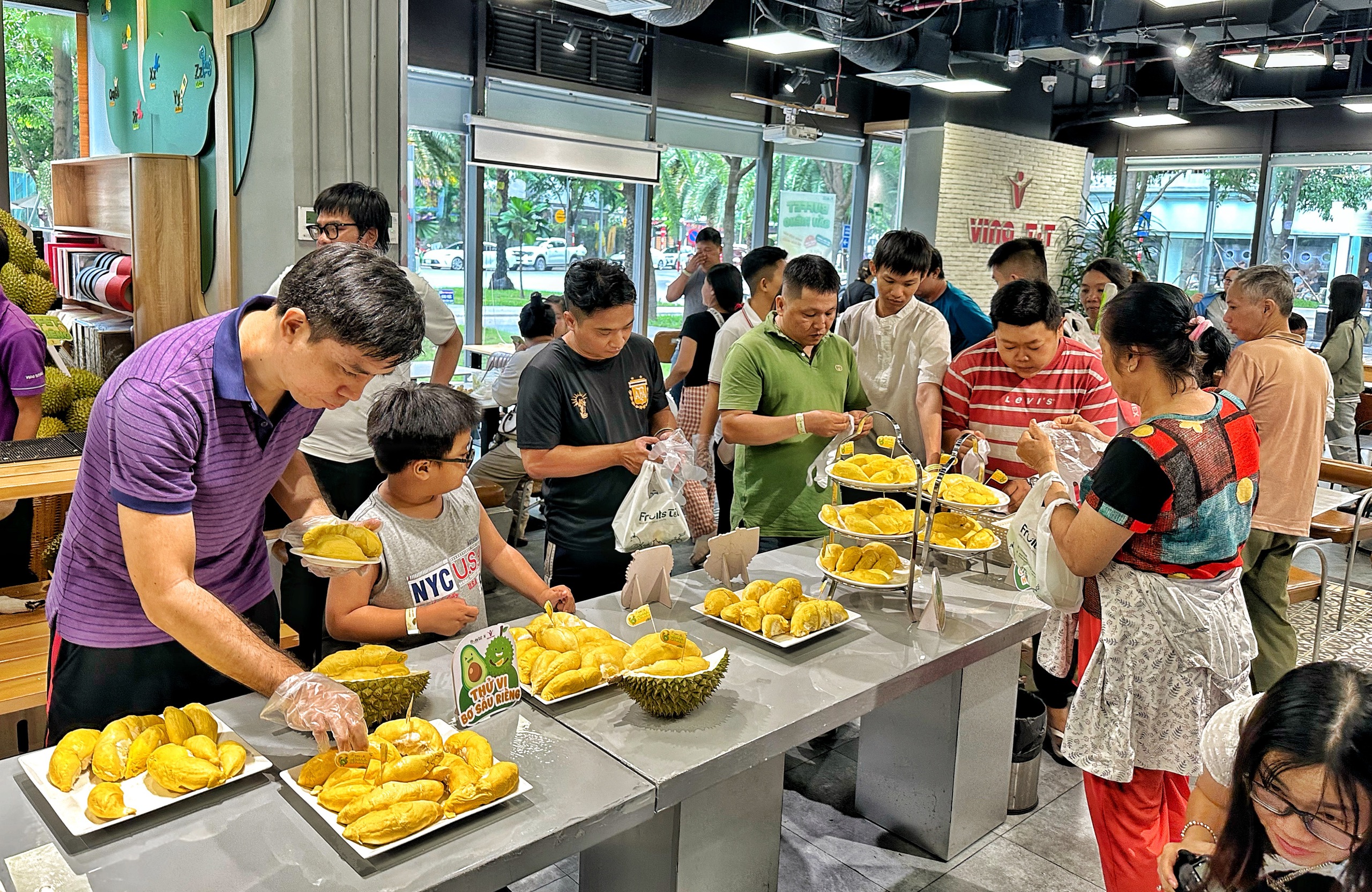 Buffet sầu riêng ở TP.HCM ngày đầu: Khách ăn 5 trái; cửa hàng chuẩn bị 3 tấn - Ảnh 1.