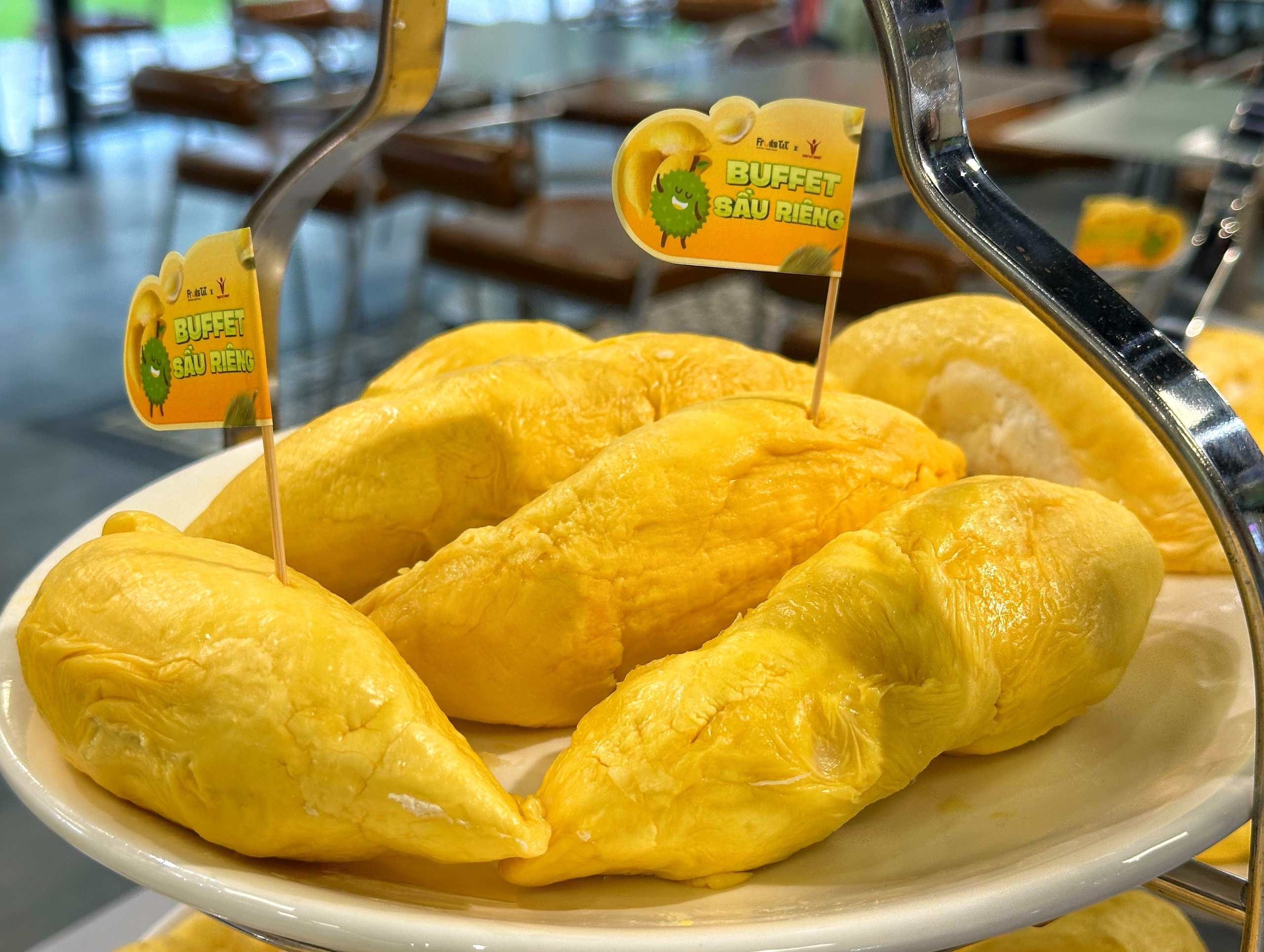 Buffet sầu riêng ở TP.HCM ngày đầu: Khách ăn 5 trái; cửa hàng chuẩn bị 3 tấn - Ảnh 4.