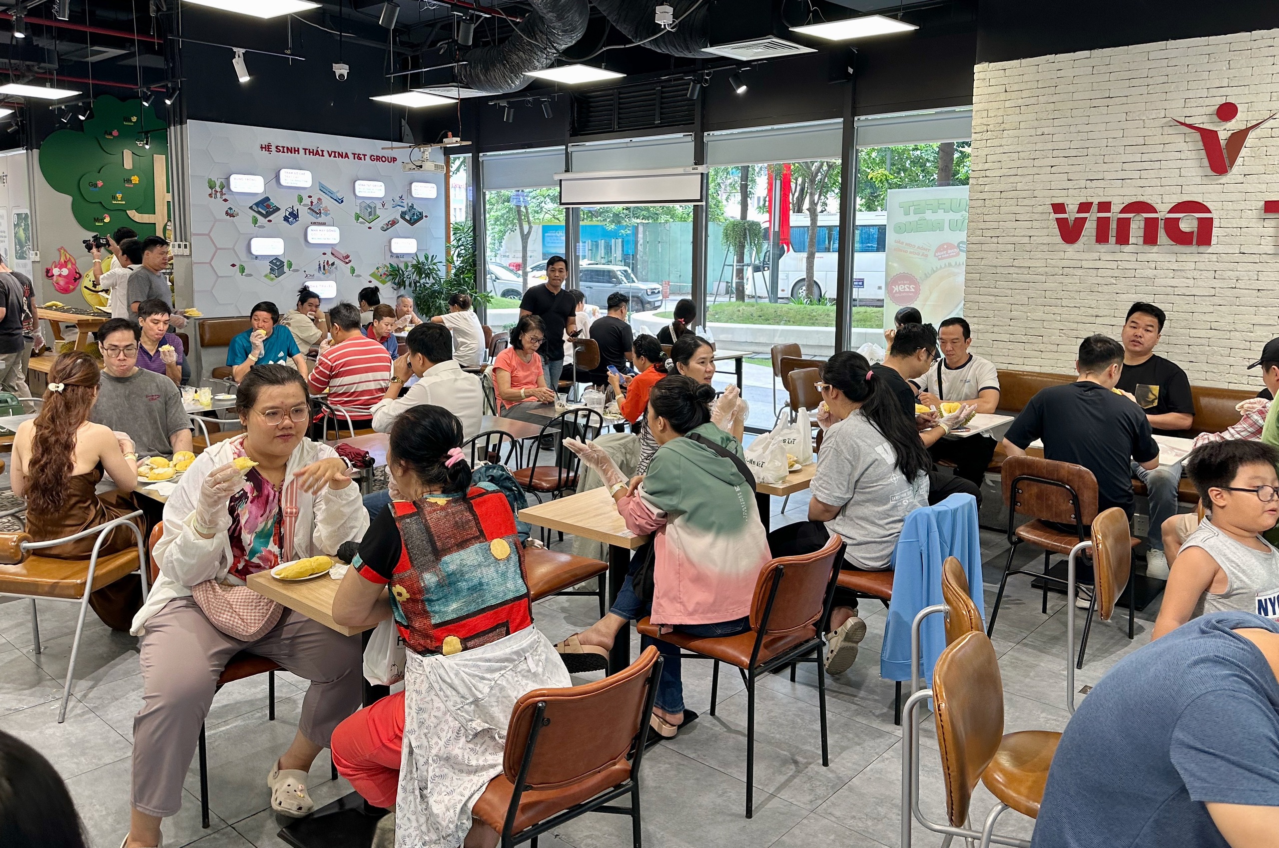 Buffet sầu riêng ở TP.HCM ngày đầu: Khách ăn 5 trái; cửa hàng chuẩn bị 3 tấn - Ảnh 12.