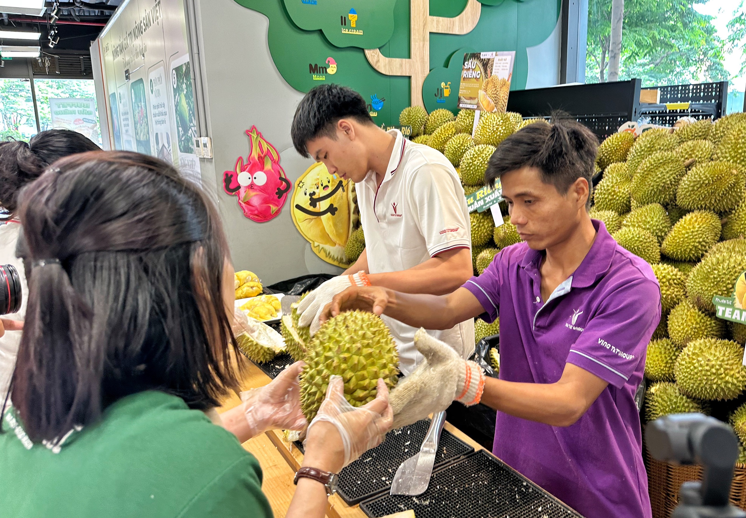 Buffet sầu riêng ở TP.HCM ngày đầu: Khách ăn 5 trái; cửa hàng chuẩn bị 3 tấn - Ảnh 3.