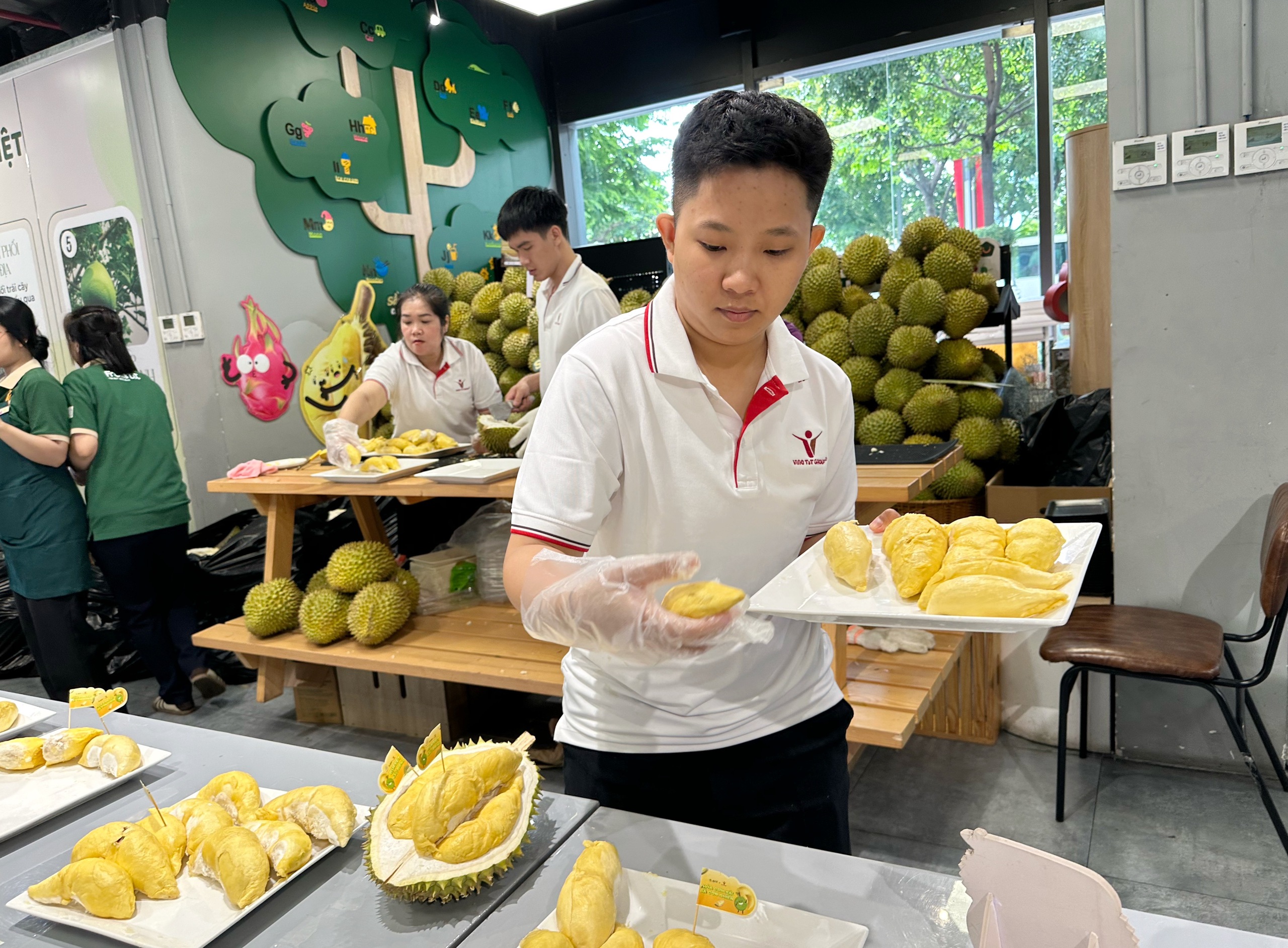 Buffet sầu riêng ở TP.HCM ngày đầu: Khách ăn 5 trái; cửa hàng chuẩn bị 3 tấn - Ảnh 5.