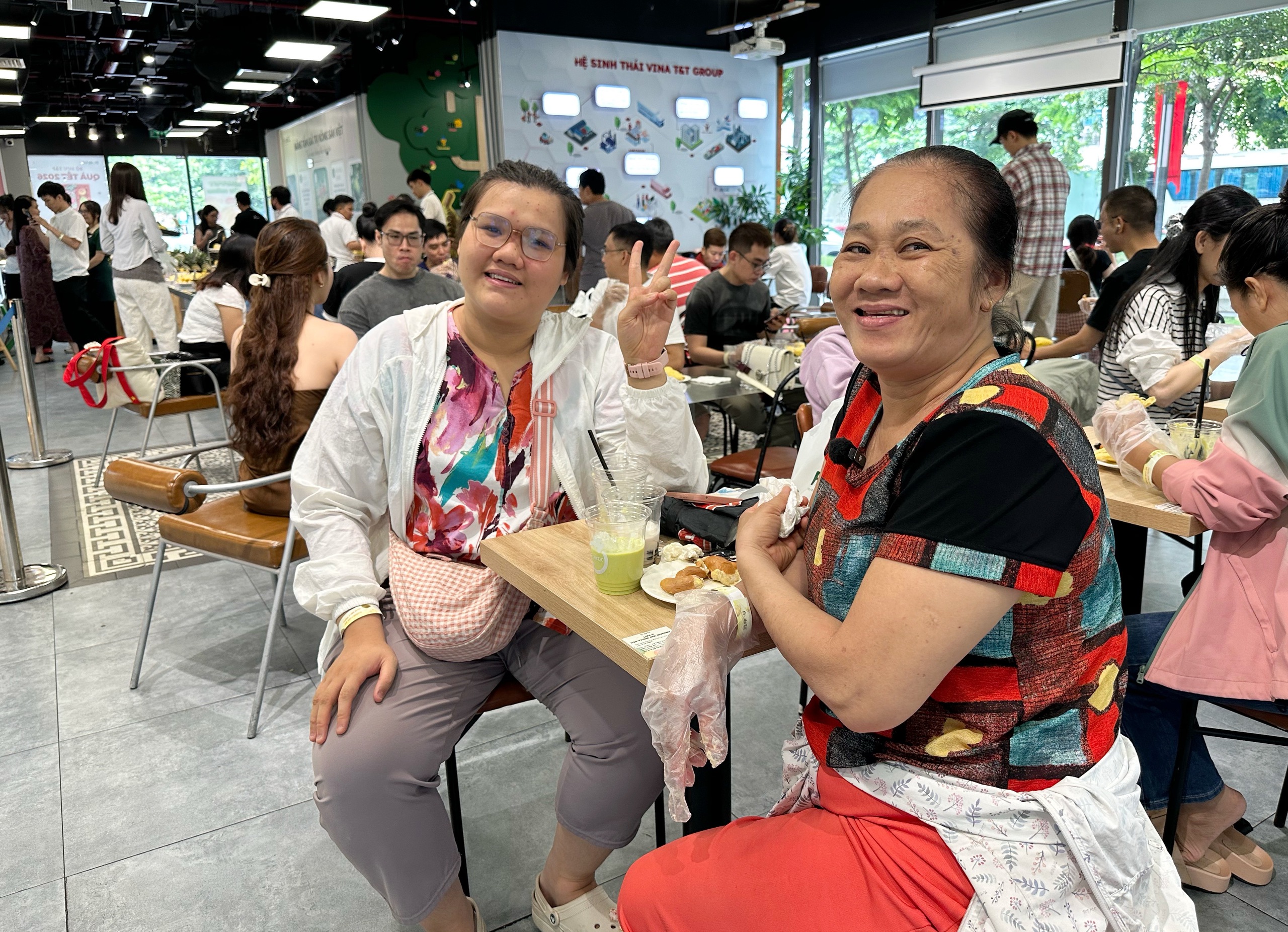 Buffet sầu riêng ở TP.HCM ngày đầu: Khách ăn 5 trái; cửa hàng chuẩn bị 3 tấn - Ảnh 8.