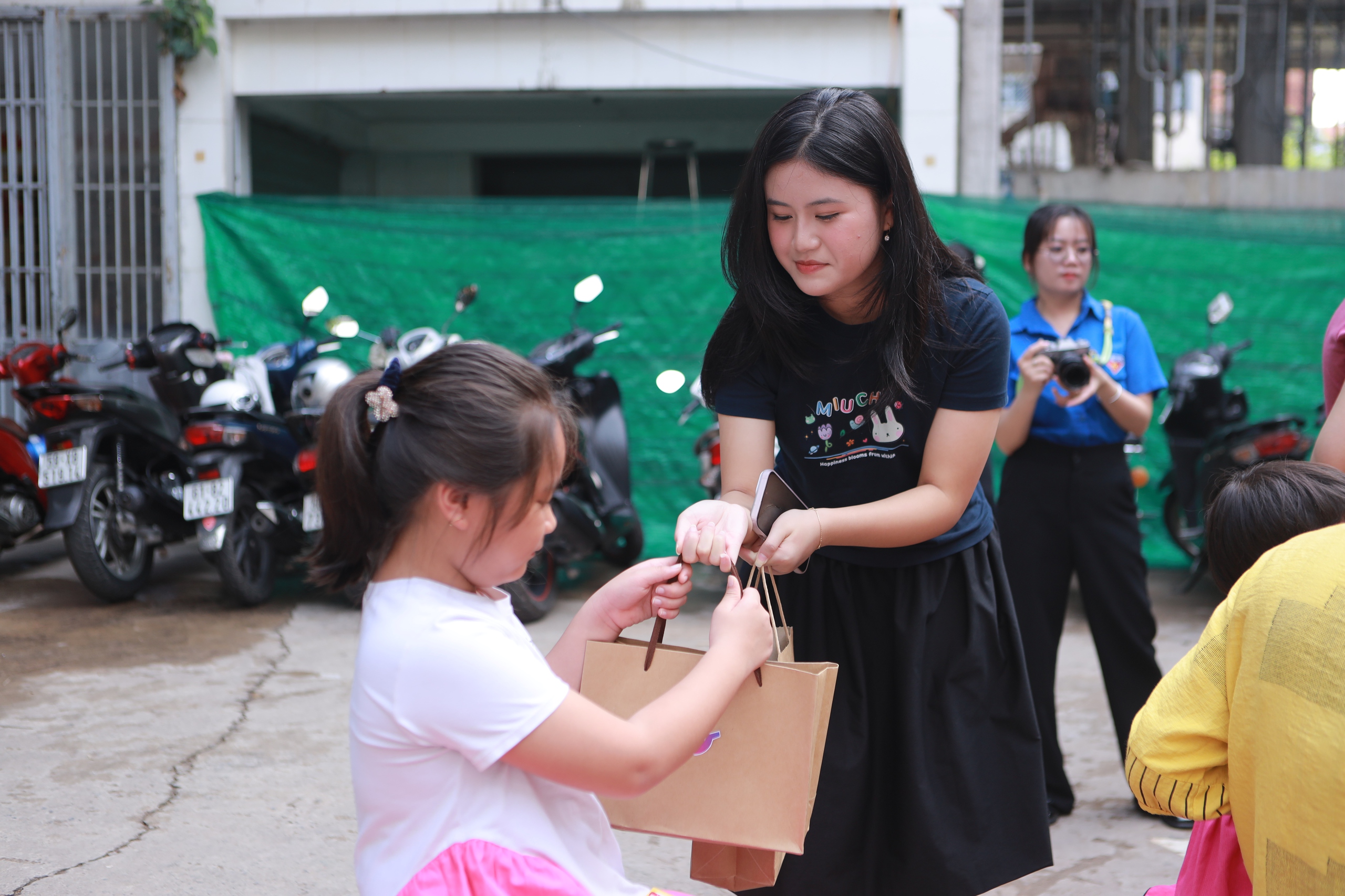 Phường An Khánh trao quà cho trẻ em cơ nhỡ nhân dịp Quốc tế thiếu nhi- Ảnh 3.