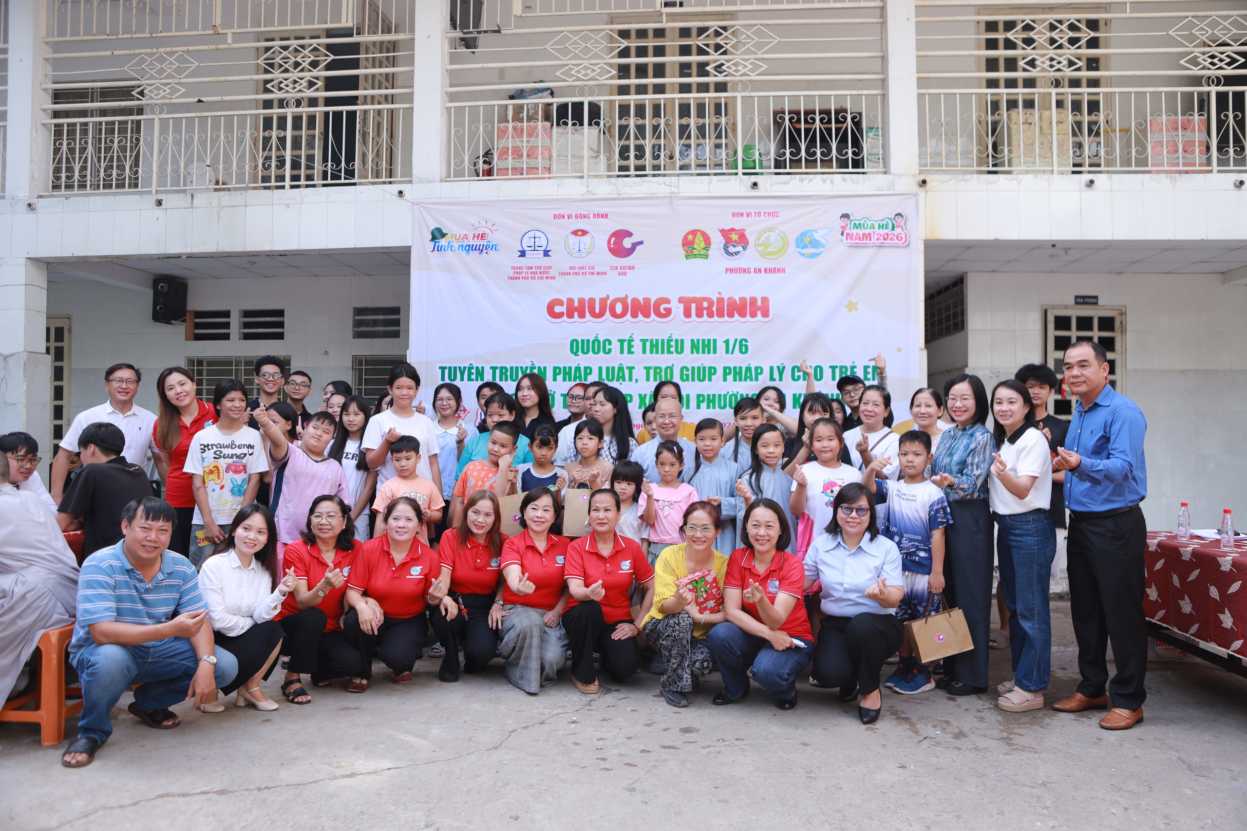 Phường An Khánh trao quà cho trẻ em cơ nhỡ nhân dịp Quốc tế thiếu nhi- Ảnh 1.