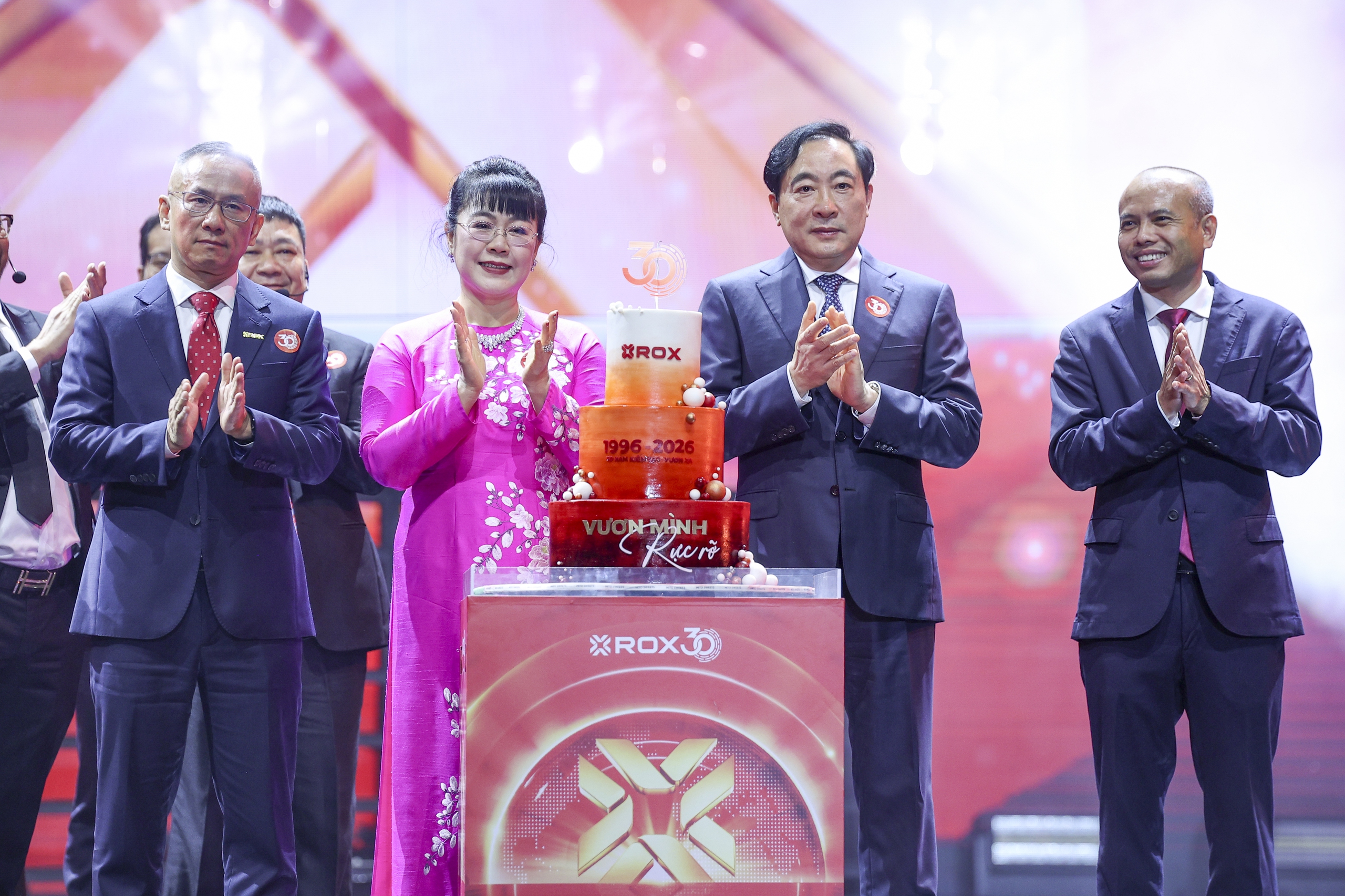 30 năm ROX Group và khát vọng 'Vươn mình rực rỡ'- Ảnh 2. 30 năm ROX Group và khát vọng 'Vươn mình rực rỡ'- Ảnh 2.