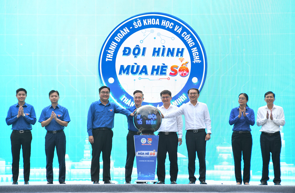'Mùa hè số' của thanh niên tình nguyện: Mang AI gõ cửa từng nhà - Ảnh 1.