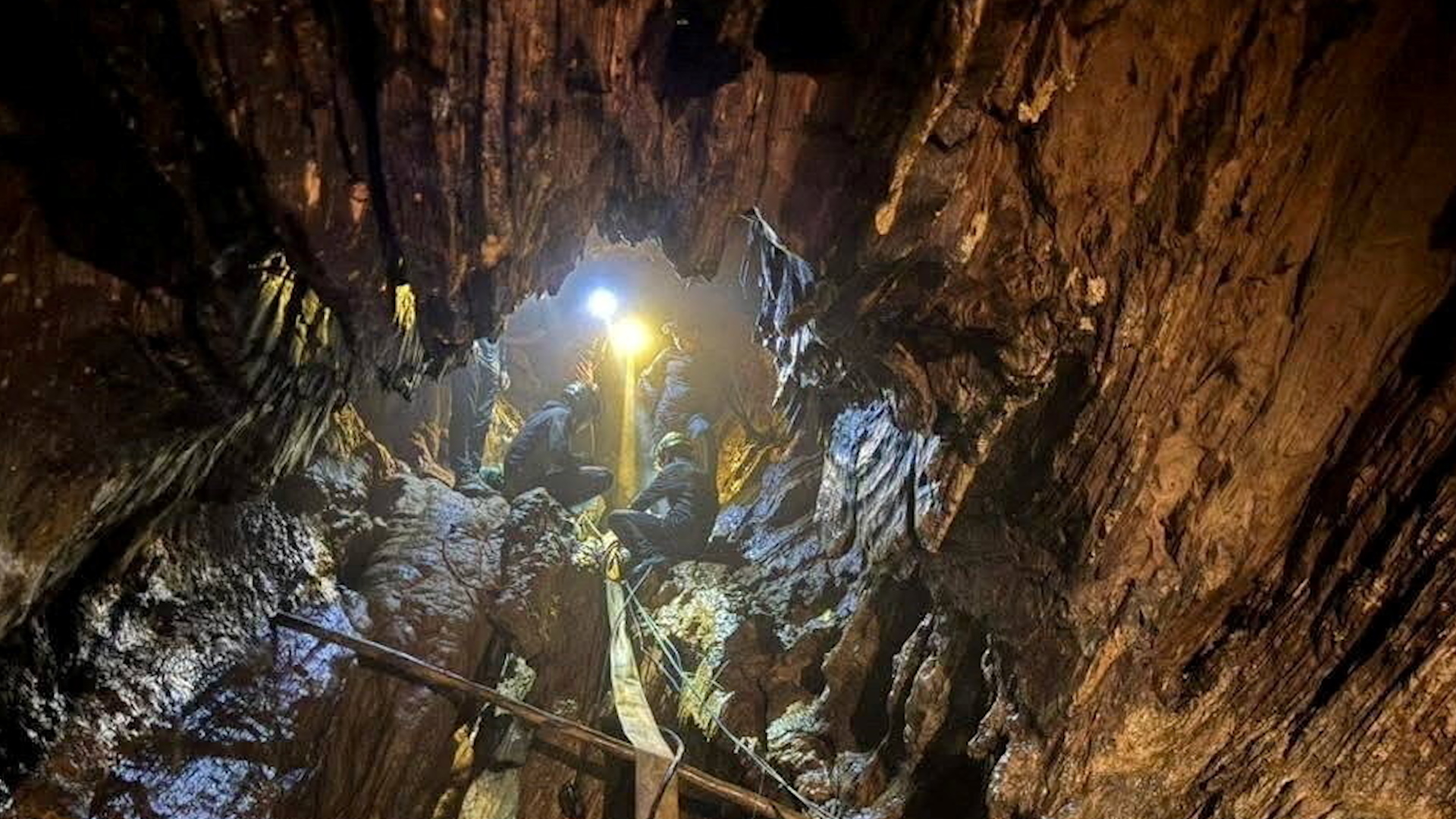Giải cứu 4 người khỏi hang động ngập lụt ở Lào, 2 người vẫn mất tích- Ảnh 1. Giải cứu 4 người khỏi hang động ngập lụt ở Lào, 2 người vẫn mất tích- Ảnh 1.