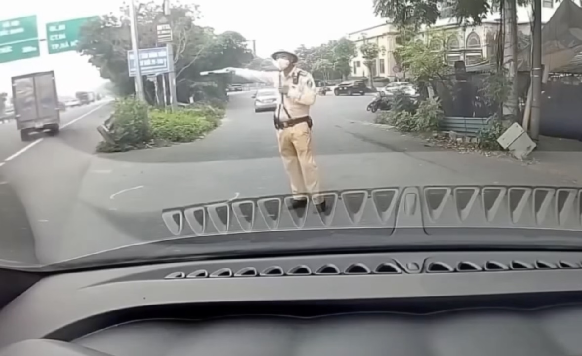 Thầy dạy lái xe để học viên đi sai còn thách thức CSGT, đăng video lên Facebook- Ảnh 1.