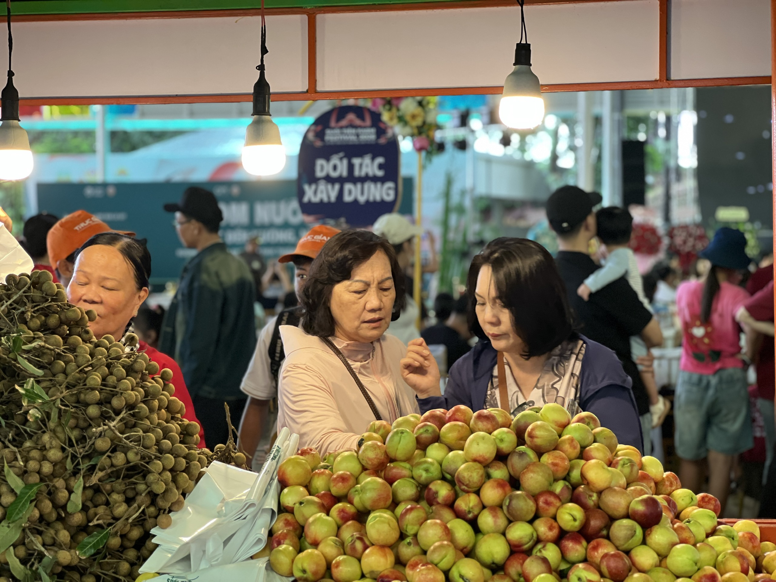 Lễ hội tr&aacute;i c&acirc;y Nam bộ 2026 khai mạc, h&agrave;ng ng&agrave;n người đổ về Suối Ti&ecirc;n - Ảnh 4.