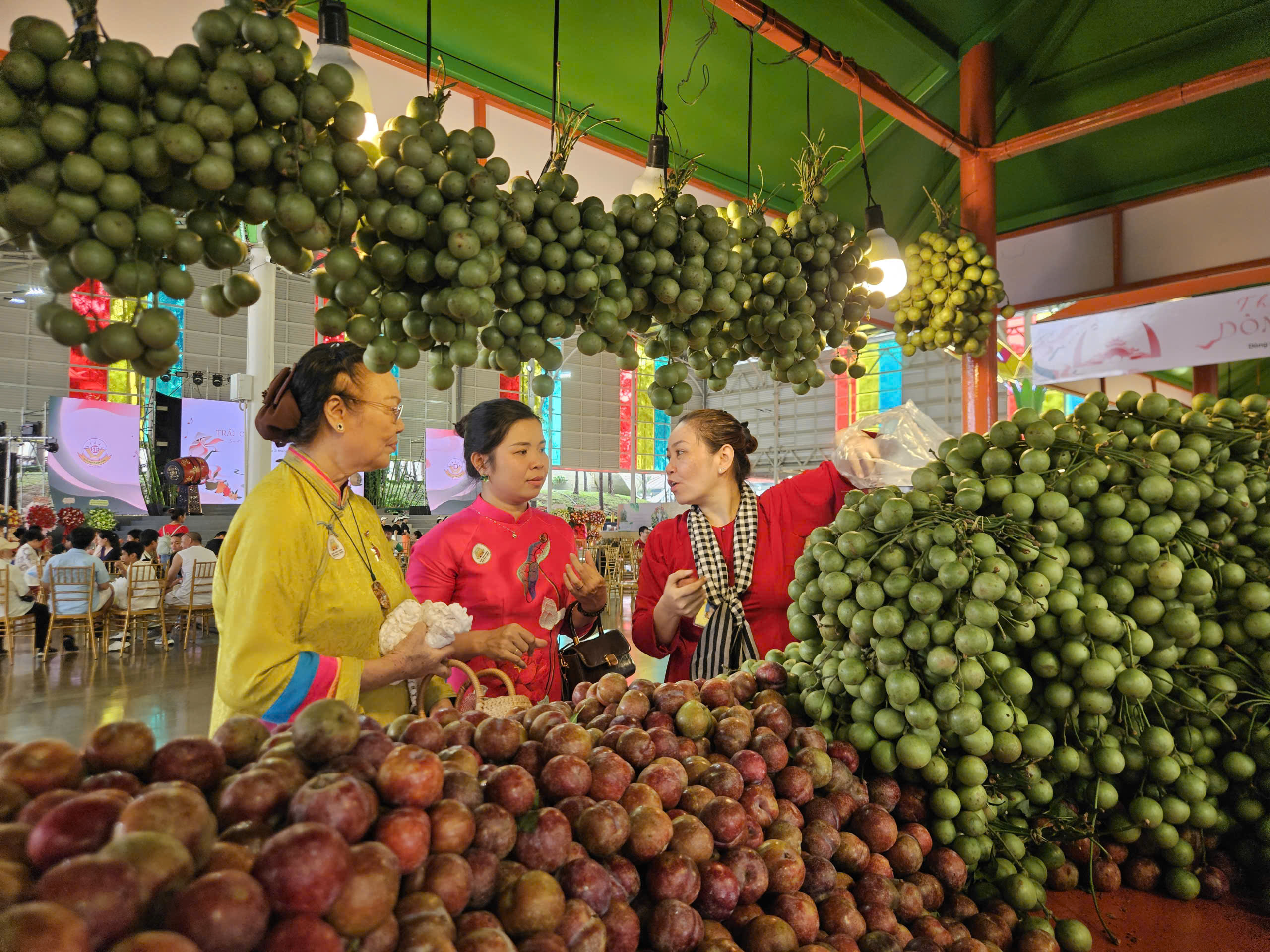 Lễ hội tr&aacute;i c&acirc;y Nam bộ 2026 khai mạc, h&agrave;ng ng&agrave;n người đổ về Suối Ti&ecirc;n - Ảnh 3.
