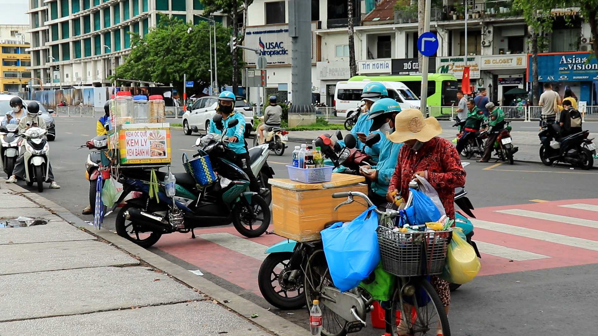 Nghề shipper và nỗi lo cơm áo gạo tiền: Đằng sau những đơn hàng ‘nóng hổi’ - Ảnh 1.