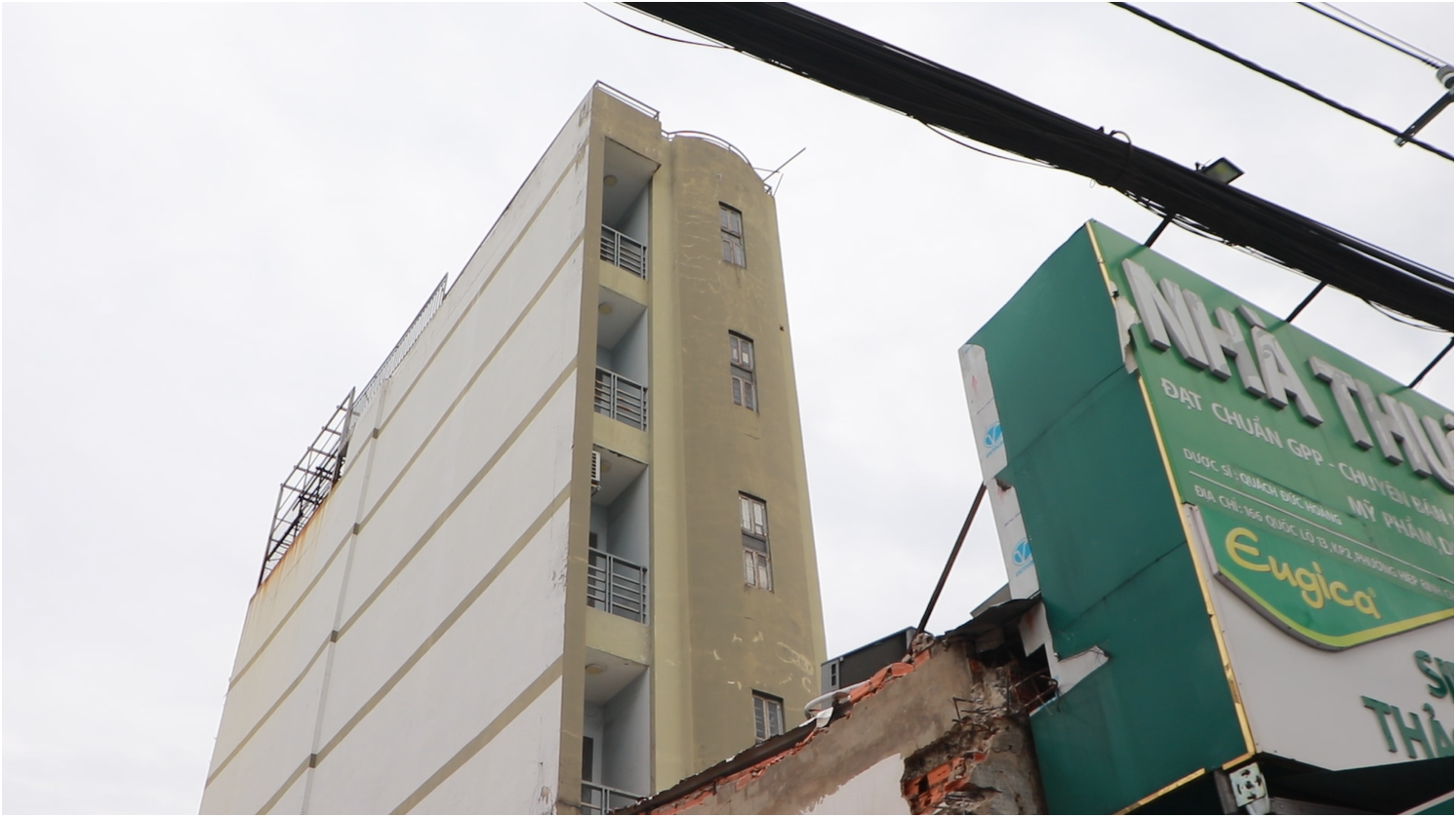 Mở rộng quốc lộ 13: Căn nh&agrave; 5 tầng bị cắt một phần, chủ nh&agrave; - Ảnh 3.