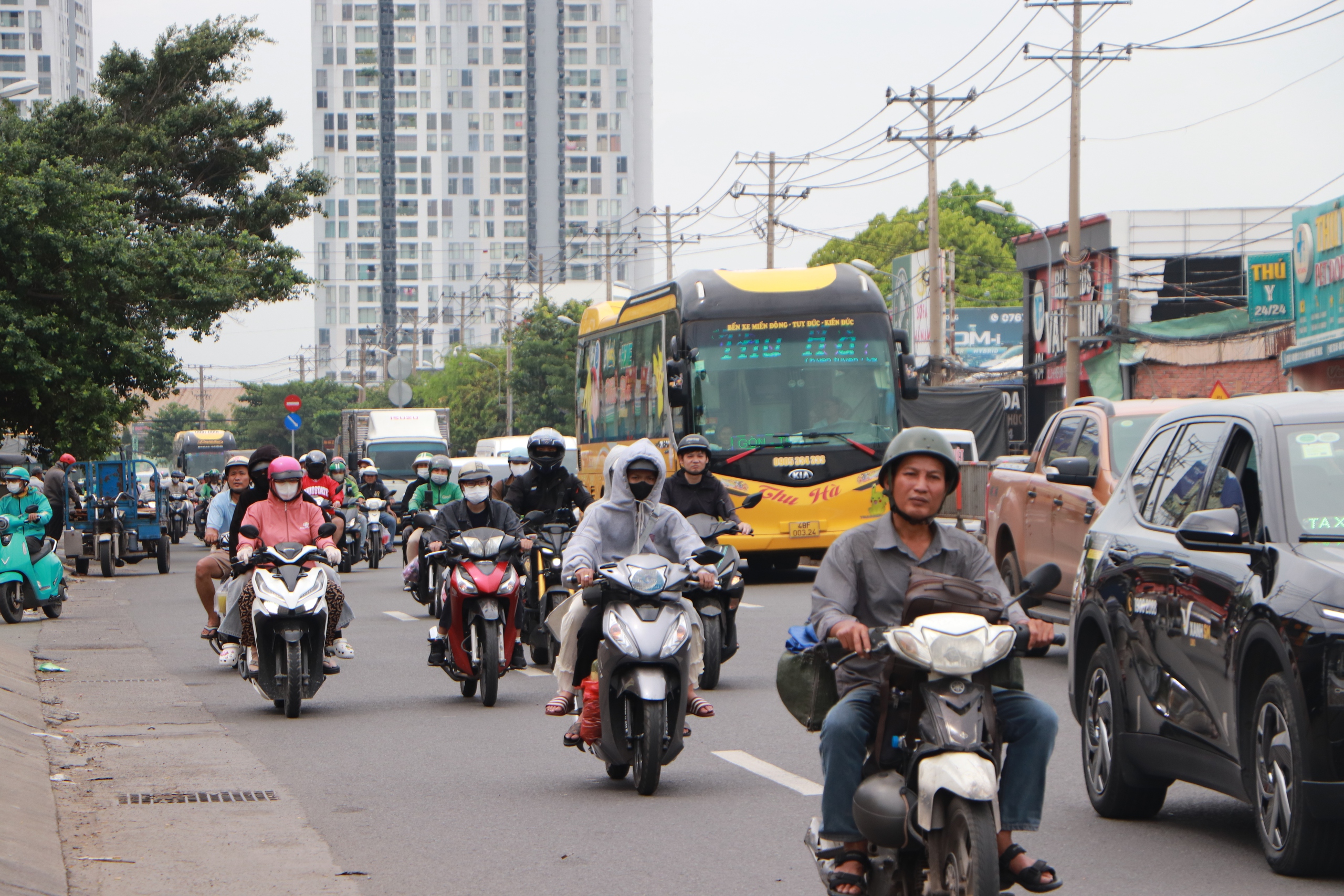 Mở rộng quốc lộ 13: Căn nh&agrave; 5 tầng bị cắt một phần, chủ nh&agrave; - Ảnh 4.
