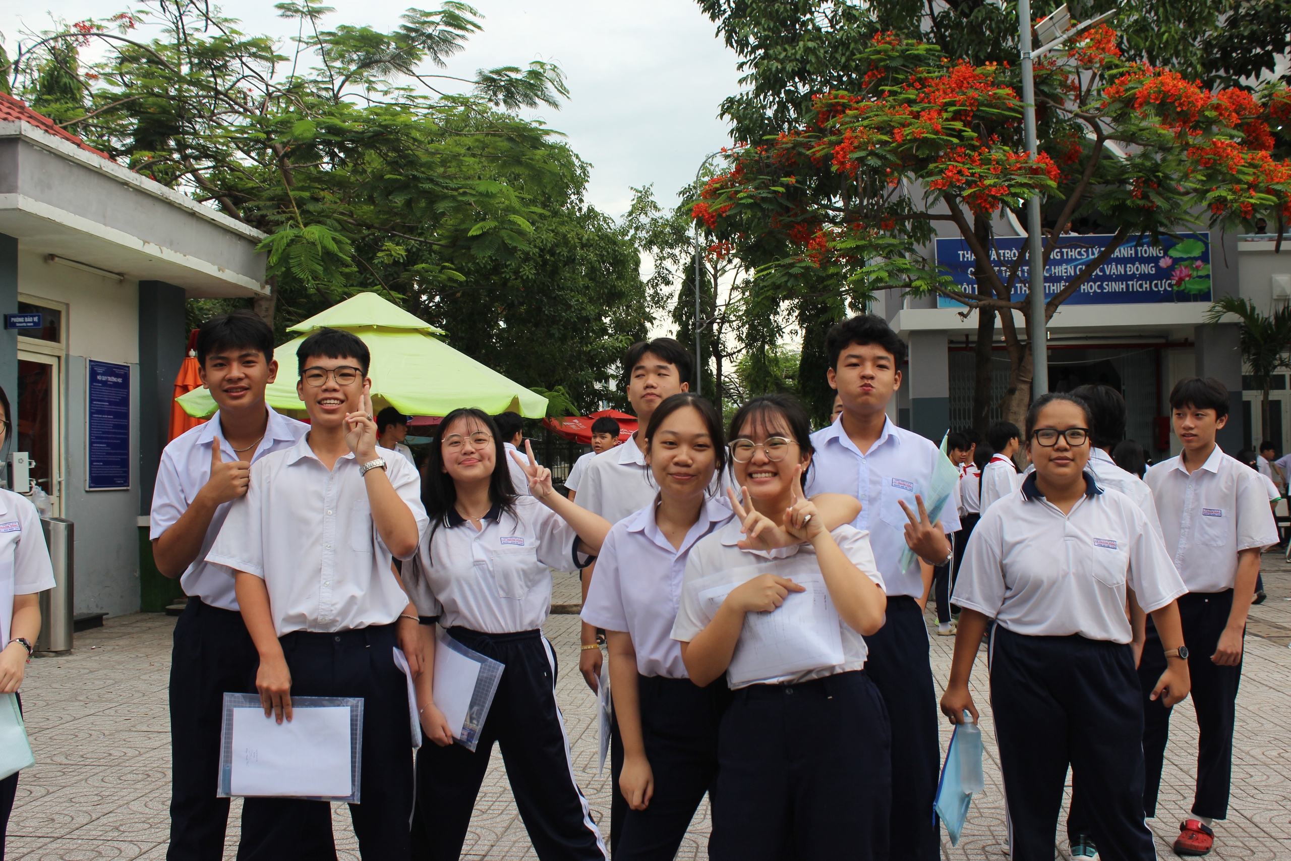 Vào phòng thi văn lớp 10 TP.HCM: Mang theo dầu gió và nhiều nụ cười - Ảnh 7.