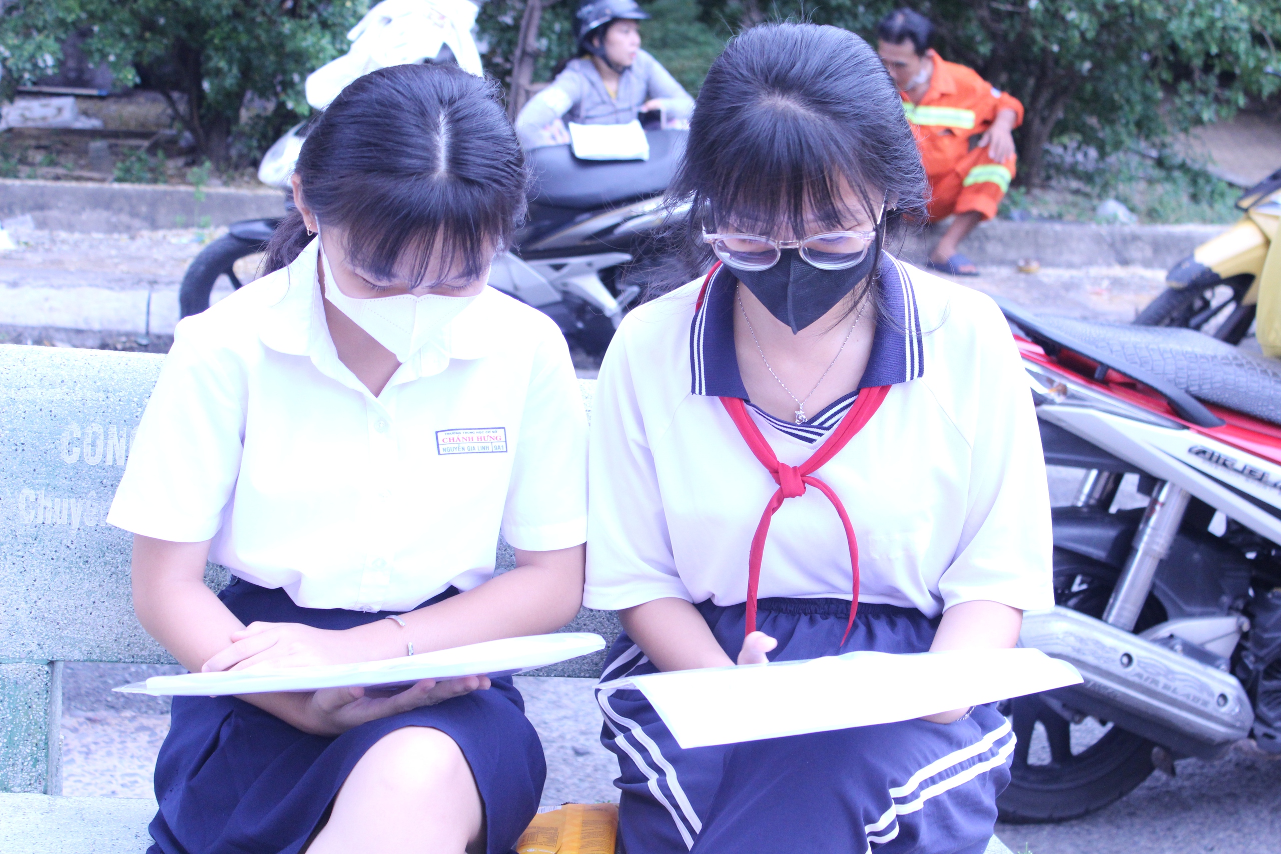 Vào phòng thi văn lớp 10 TP.HCM: Mang theo dầu gió và nhiều nụ cười - Ảnh 4.