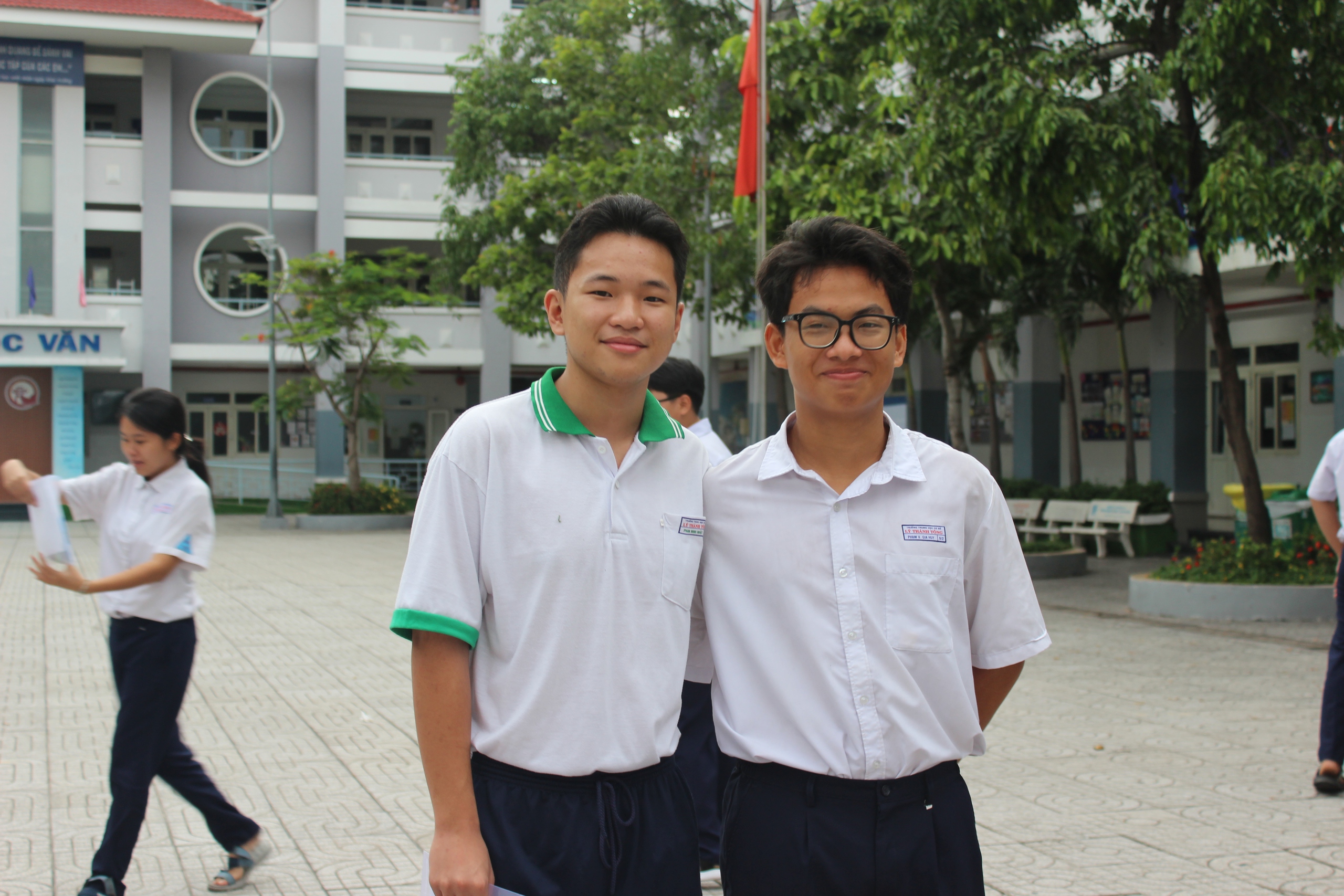 Vào phòng thi văn lớp 10 TP.HCM: Mang theo dầu gió và nhiều nụ cười - Ảnh 6.