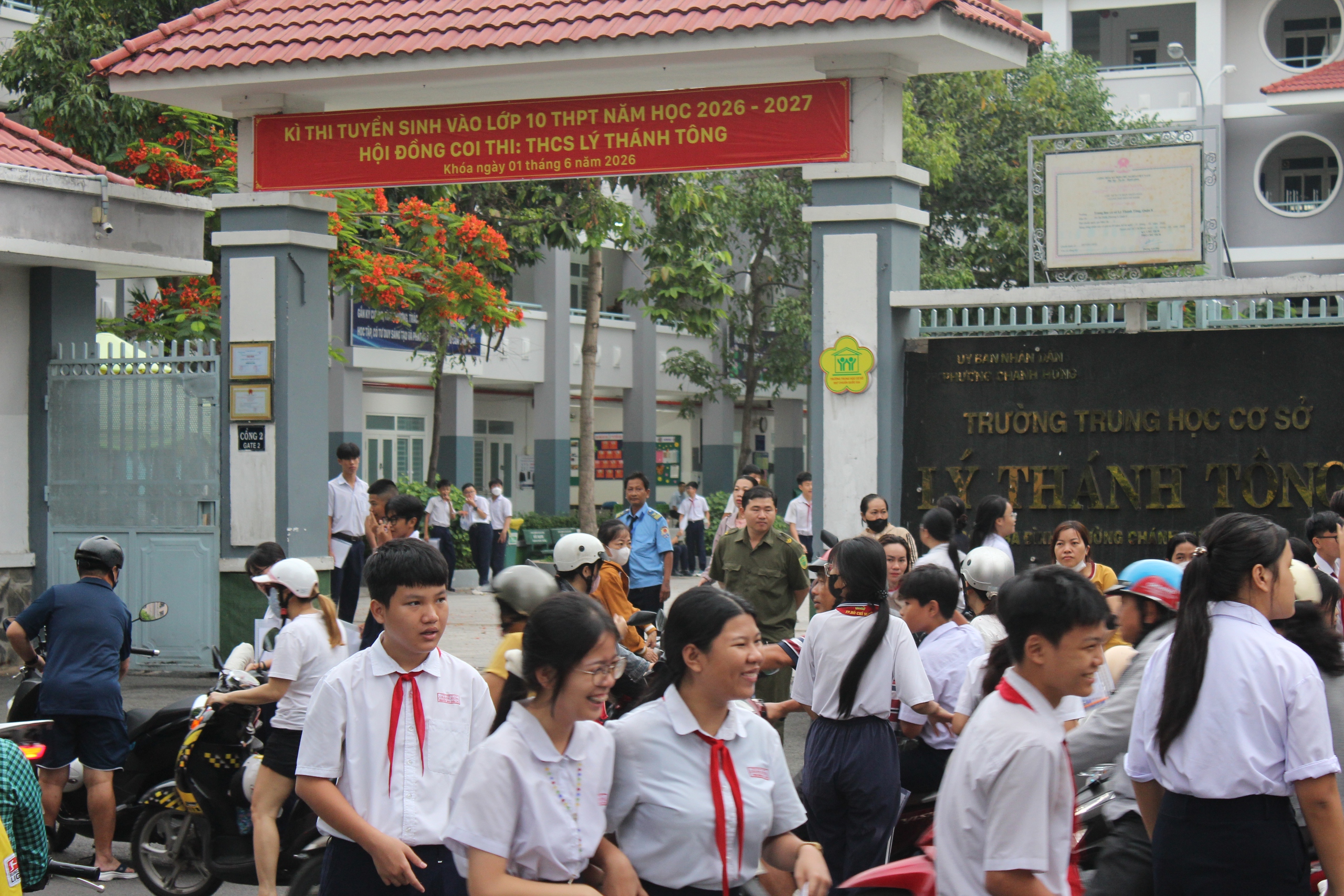 Vào phòng thi văn lớp 10 TP.HCM: Mang theo dầu gió và nhiều nụ cười - Ảnh 1.