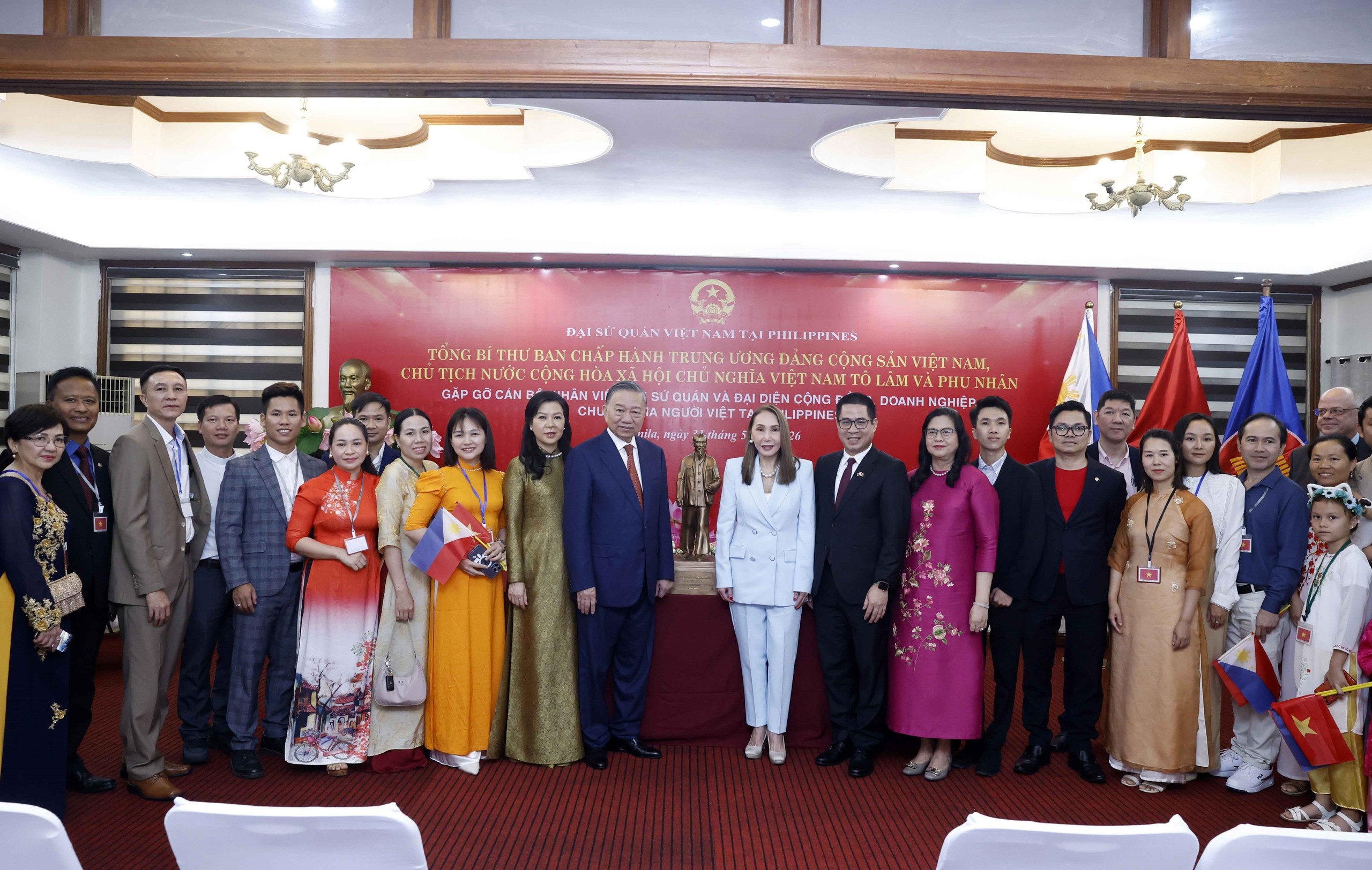 Tổng Bí thư, Chủ tịch nước Tô Lâm gặp gỡ cộng đồng người Việt Nam tại Philippines - Ảnh 1.