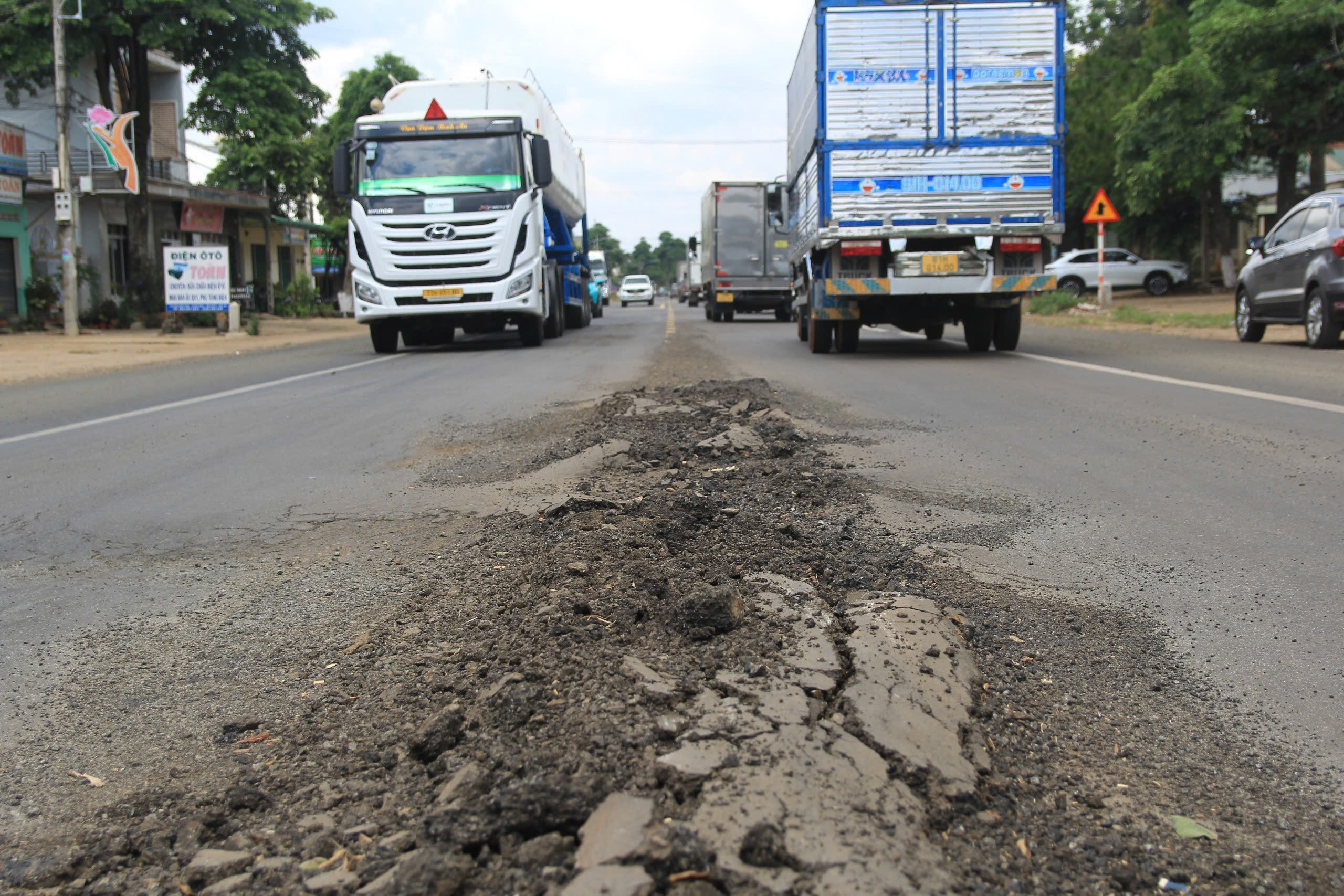 Quốc lộ 19 mới hoàn thành đã xuất hiện nhiều hư hỏng- Ảnh 1. Quốc lộ 19 mới hoàn thành đã xuất hiện nhiều hư hỏng- Ảnh 1.