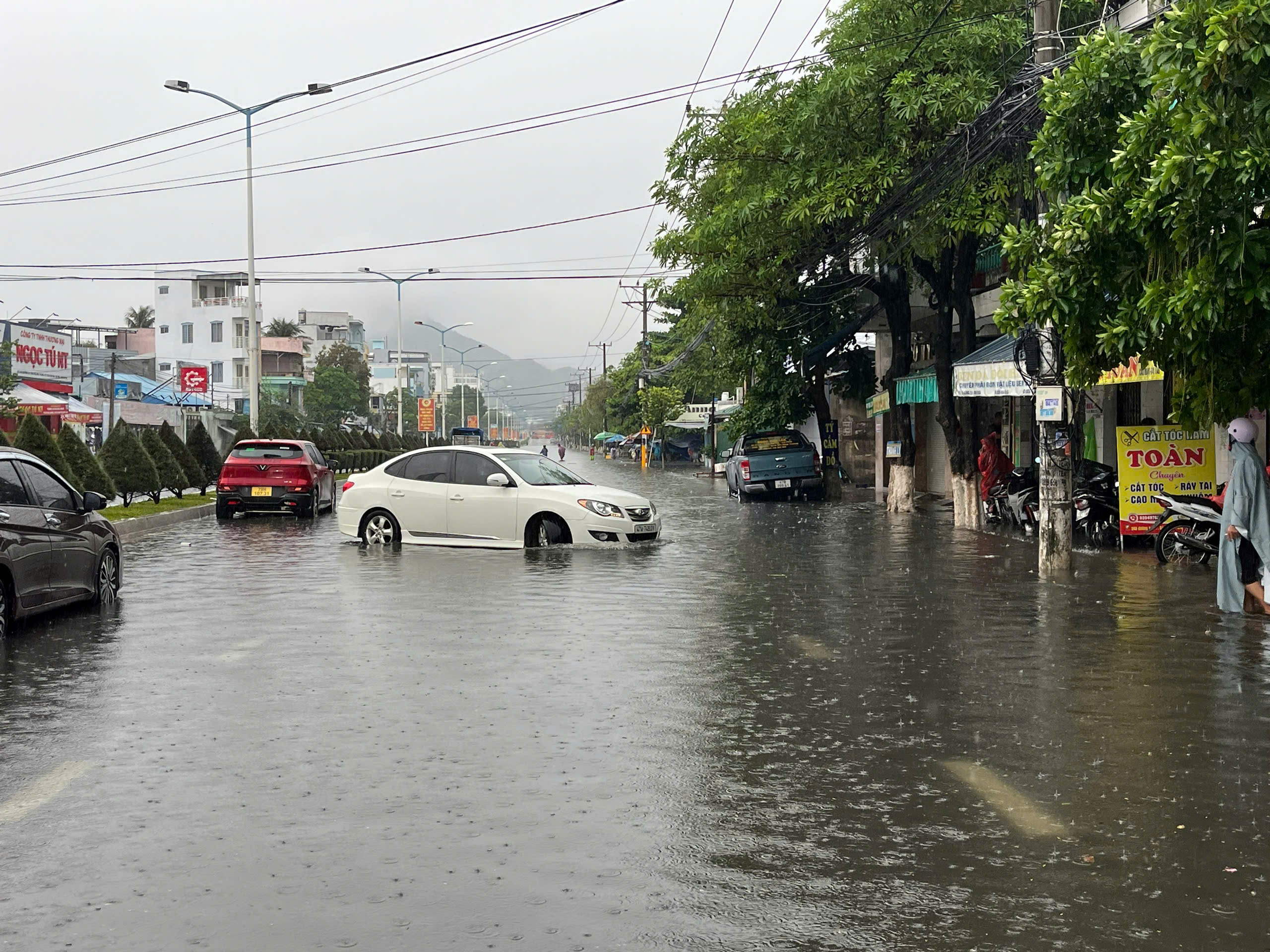 Mưa lớn ở Khánh Hòa, cảnh báo ngập lụt nhiều tuyến đường ở Nha Trang - Ảnh 3.