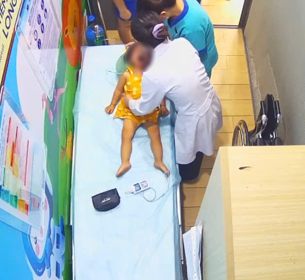 Bác sĩ Long Châu kể lại khoảnh khắc 'tranh thủ từng giây' cứu nguy bé bị sặc sữa- Ảnh 1.
