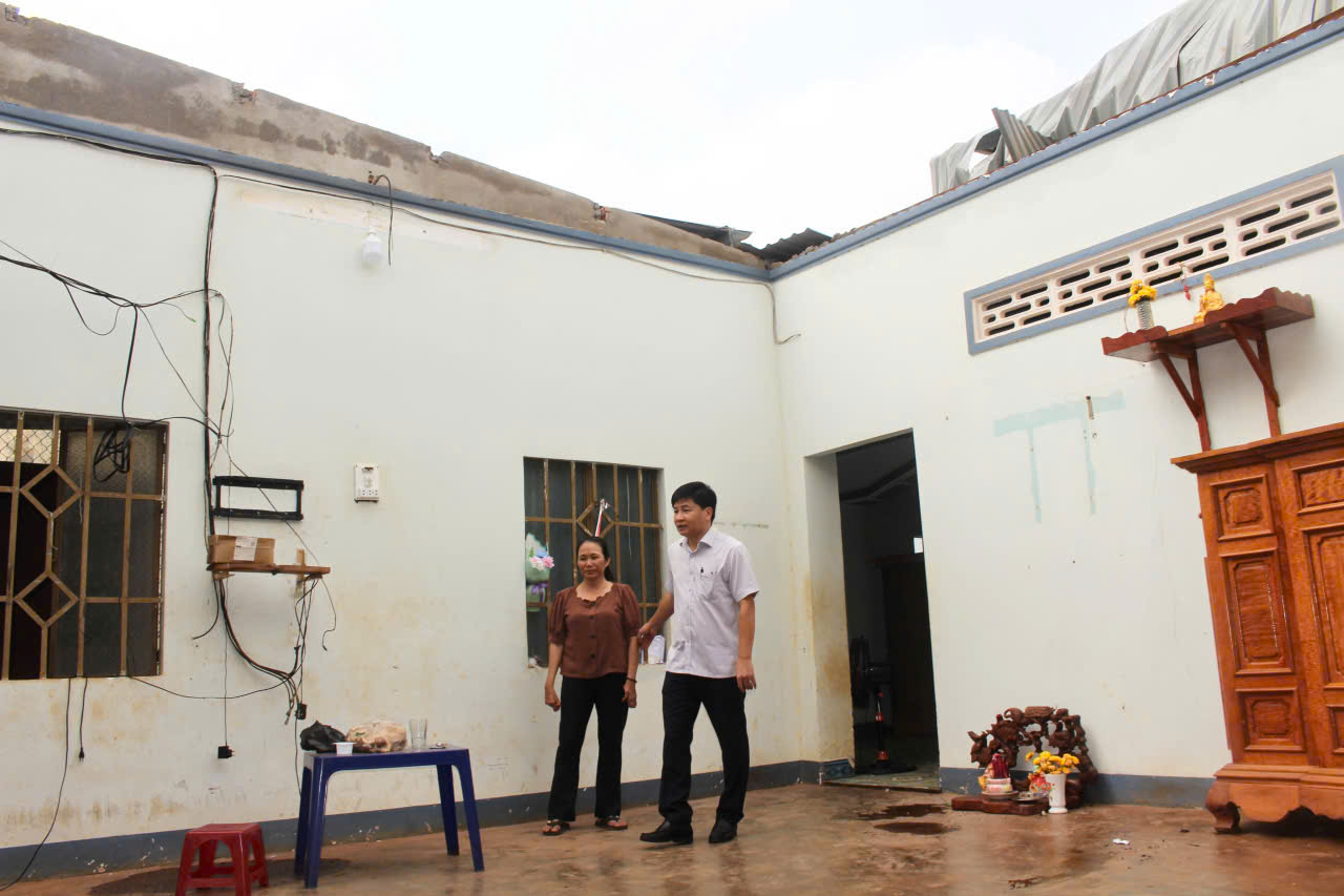 Mưa lớn ở Đồng Nai làm rụng 25 tấn sầu riêng, tốc mái nhiều căn nhà - Ảnh 3.