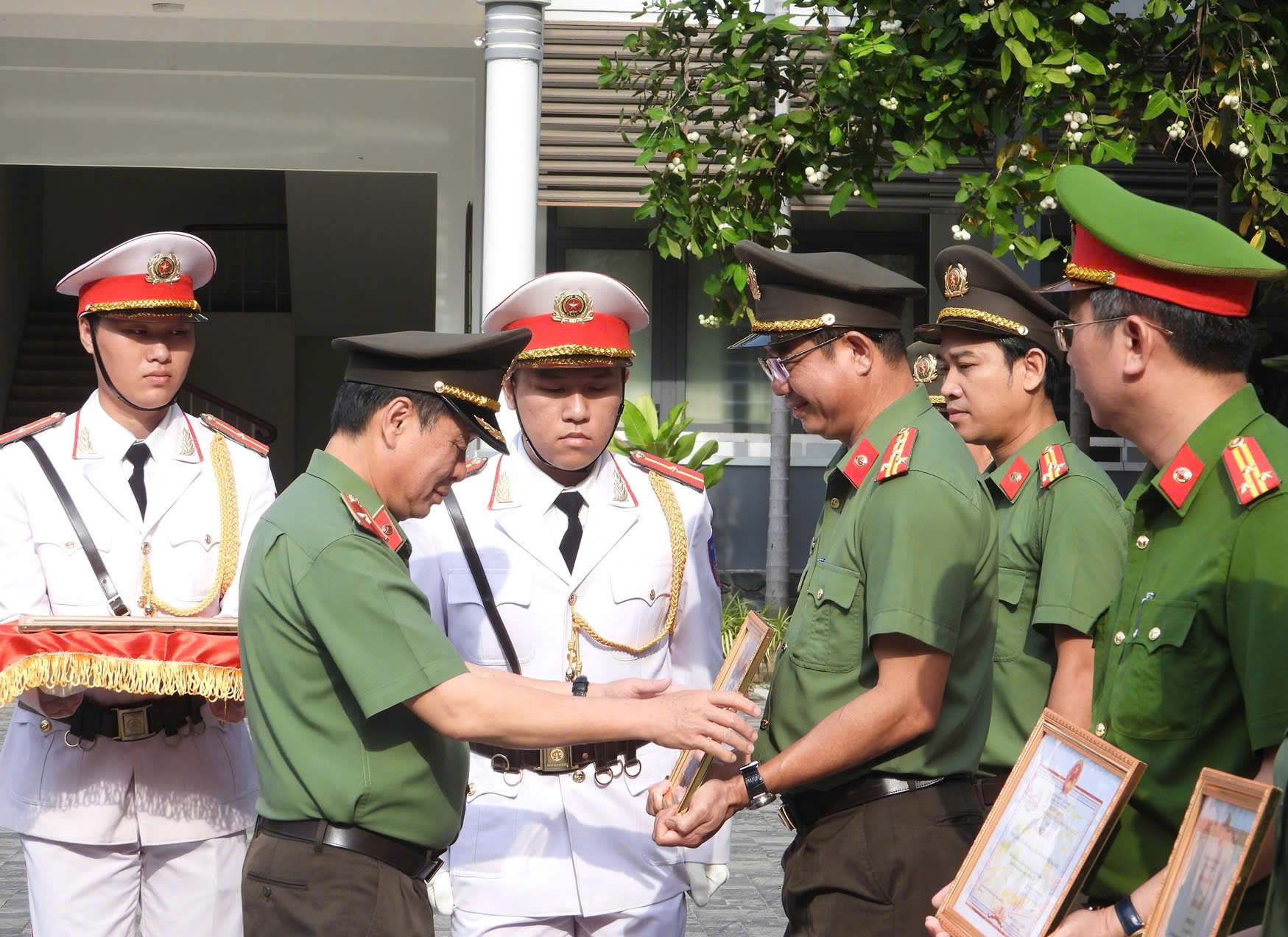 Thiếu tướng Nguyễn Hữu Hợp: Mạnh tay với tội phạm, giữ vững an ninh m&ugrave;a lễ hội- Ảnh 4.