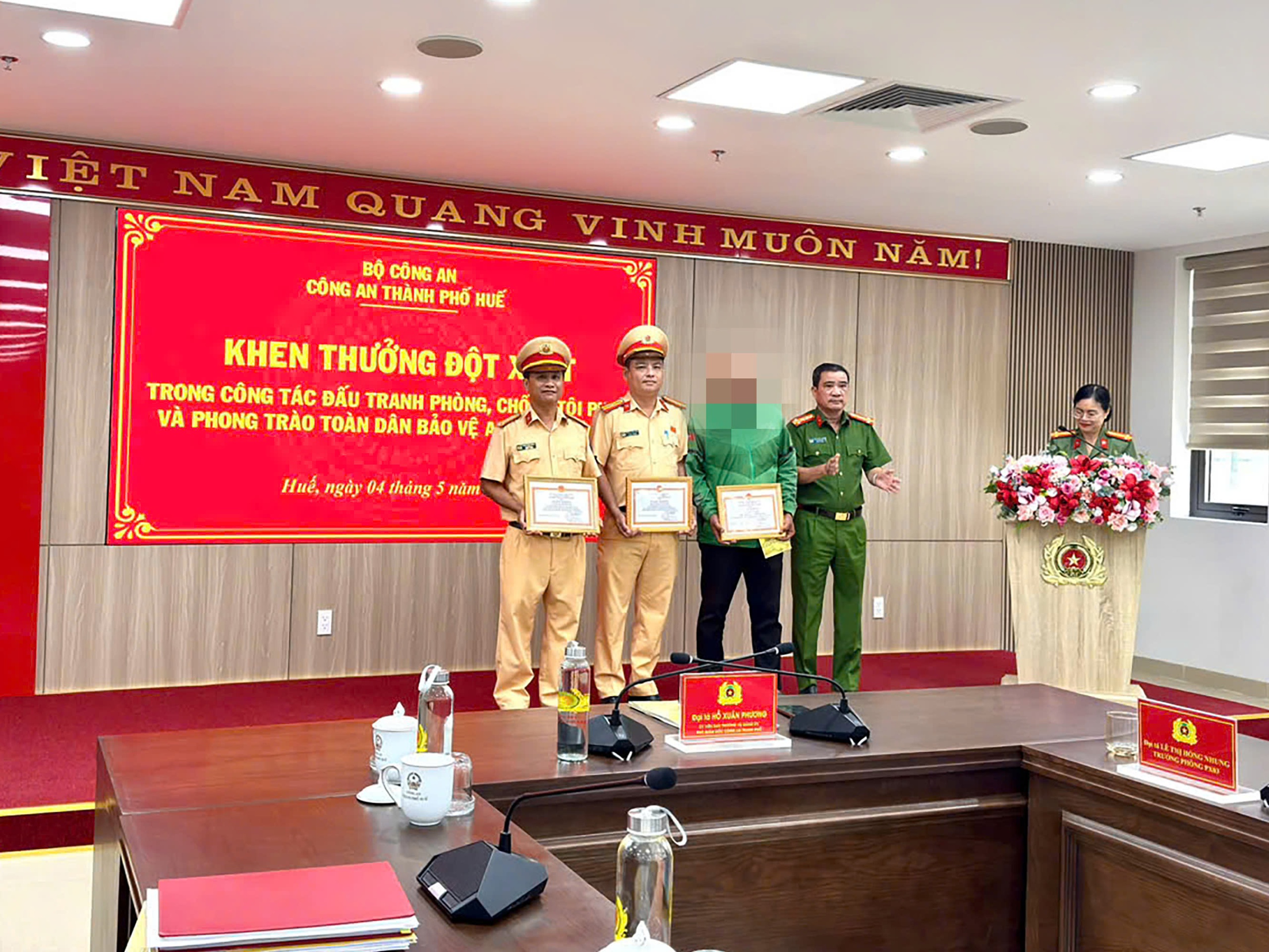 Công an thành phố Huế khen thưởng tài xế công nghệ và CSGT kịp thời bắt trộm- Ảnh 1.