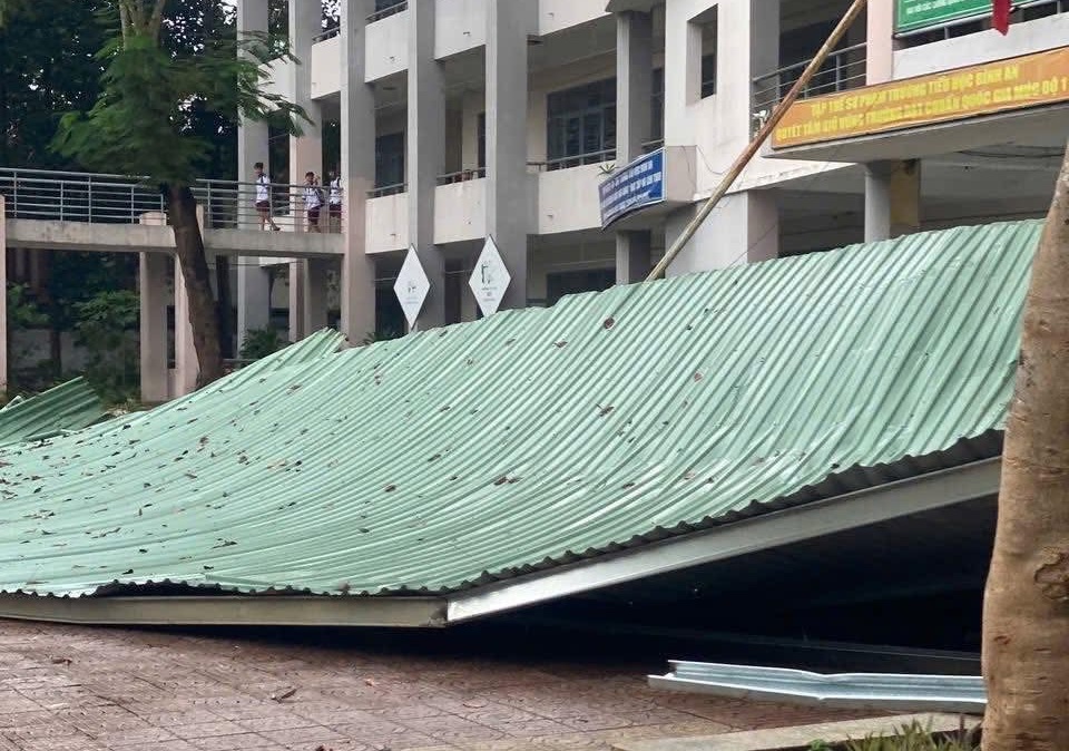Mái tôn ở trường tiểu học bị cuốn xuống sân trường sau cơn dông lốc- Ảnh 2.