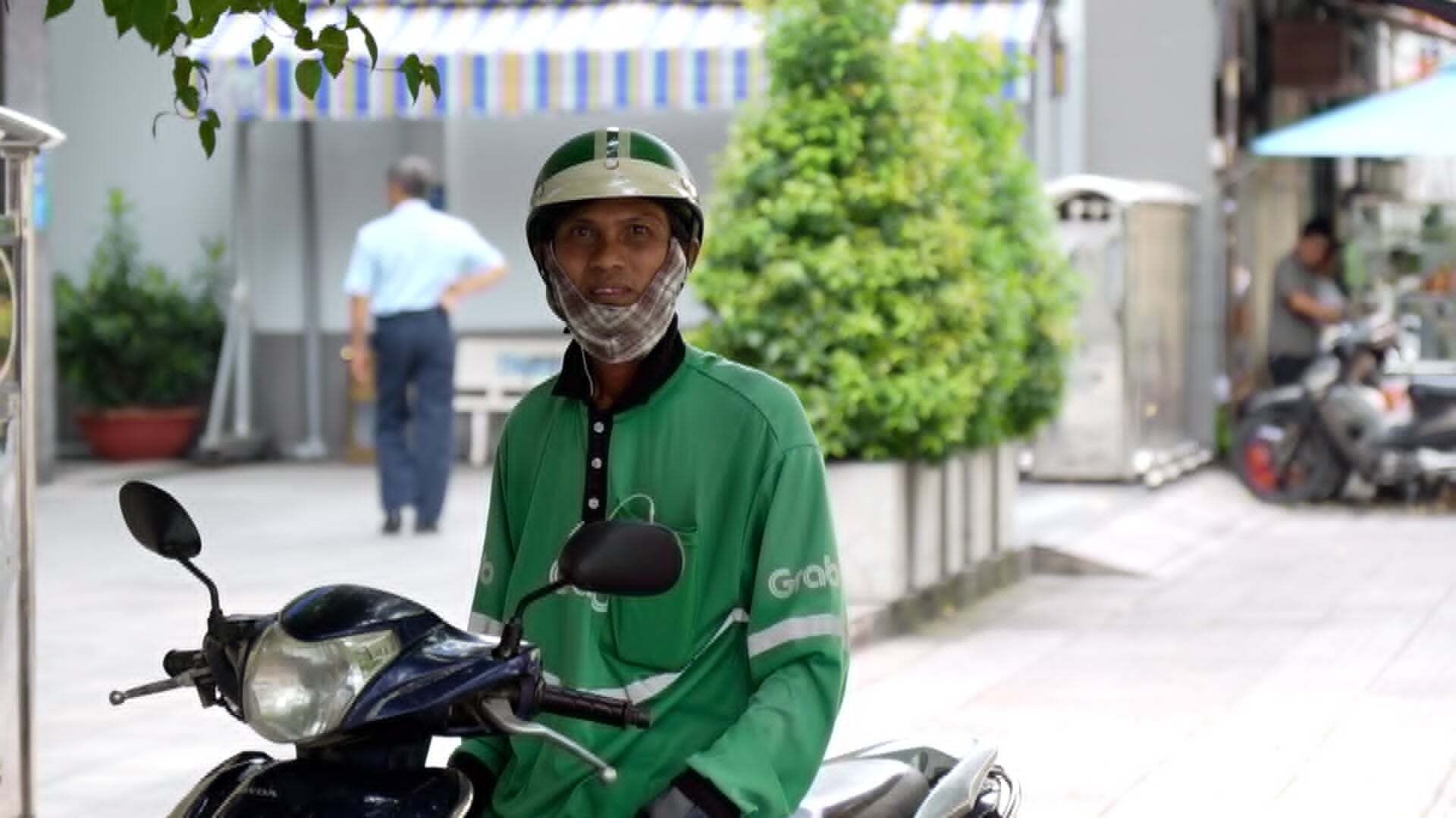 Sau mưa &lsquo;v&agrave;ng&rsquo; giải nhiệt, người lao động TP.HCM lại vật lộn với nắng gắt  - Ảnh 2.