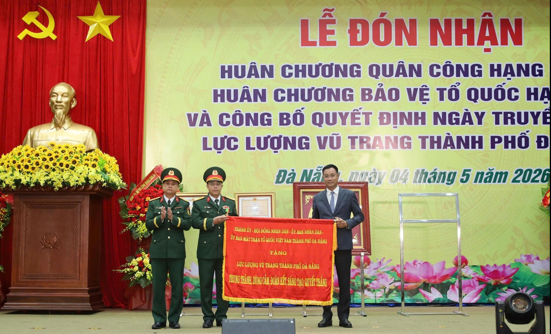 Lực lượng vũ trang th&agrave;nh phố Đ&agrave; Nẵng đ&oacute;n nhận Hu&acirc;n chương Qu&acirc;n c&ocirc;ng hạng Nhất - Ảnh 4.