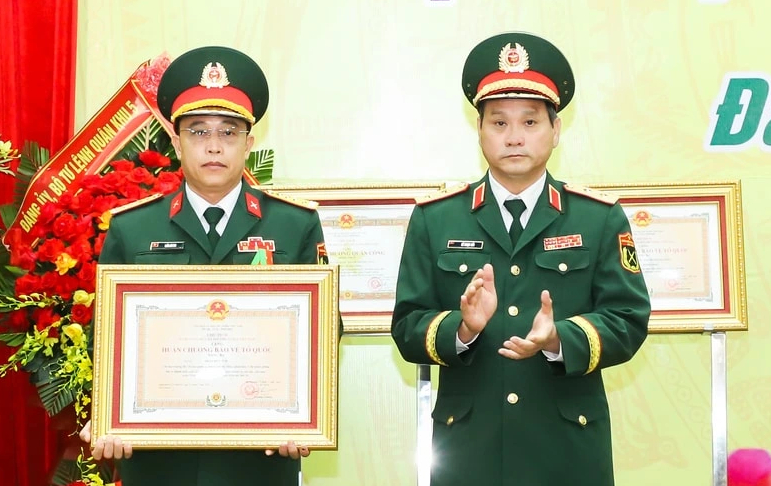 Lực lượng vũ trang th&agrave;nh phố Đ&agrave; Nẵng đ&oacute;n nhận Hu&acirc;n chương Qu&acirc;n c&ocirc;ng hạng Nhất - Ảnh 2.