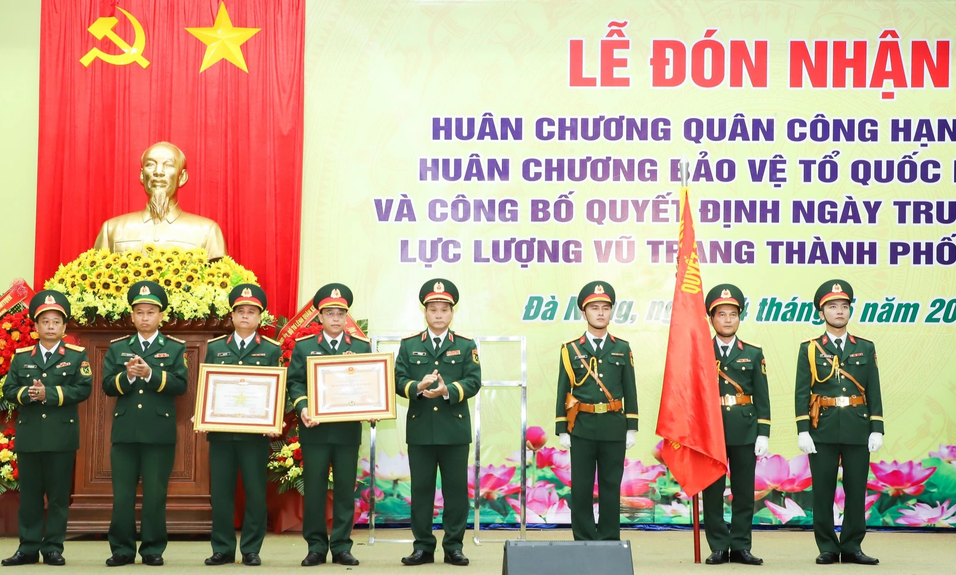 Lực lượng vũ trang th&agrave;nh phố Đ&agrave; Nẵng đ&oacute;n nhận Hu&acirc;n chương Qu&acirc;n c&ocirc;ng hạng Nhất - Ảnh 1.