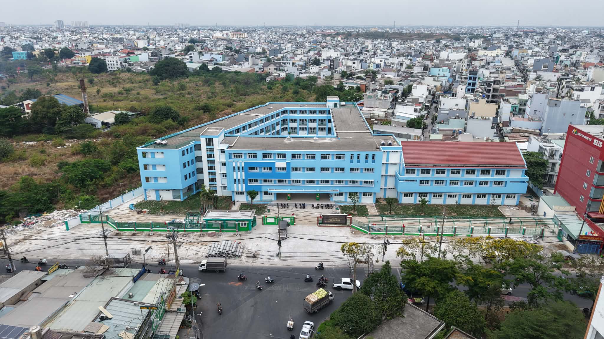 B&ecirc;n trong ng&ocirc;i trường x&acirc;y tr&ecirc;n nền nghĩa trang B&igrave;nh Hưng H&ograve;a trước ng&agrave;y đ&oacute;n học sinh - Ảnh 1.