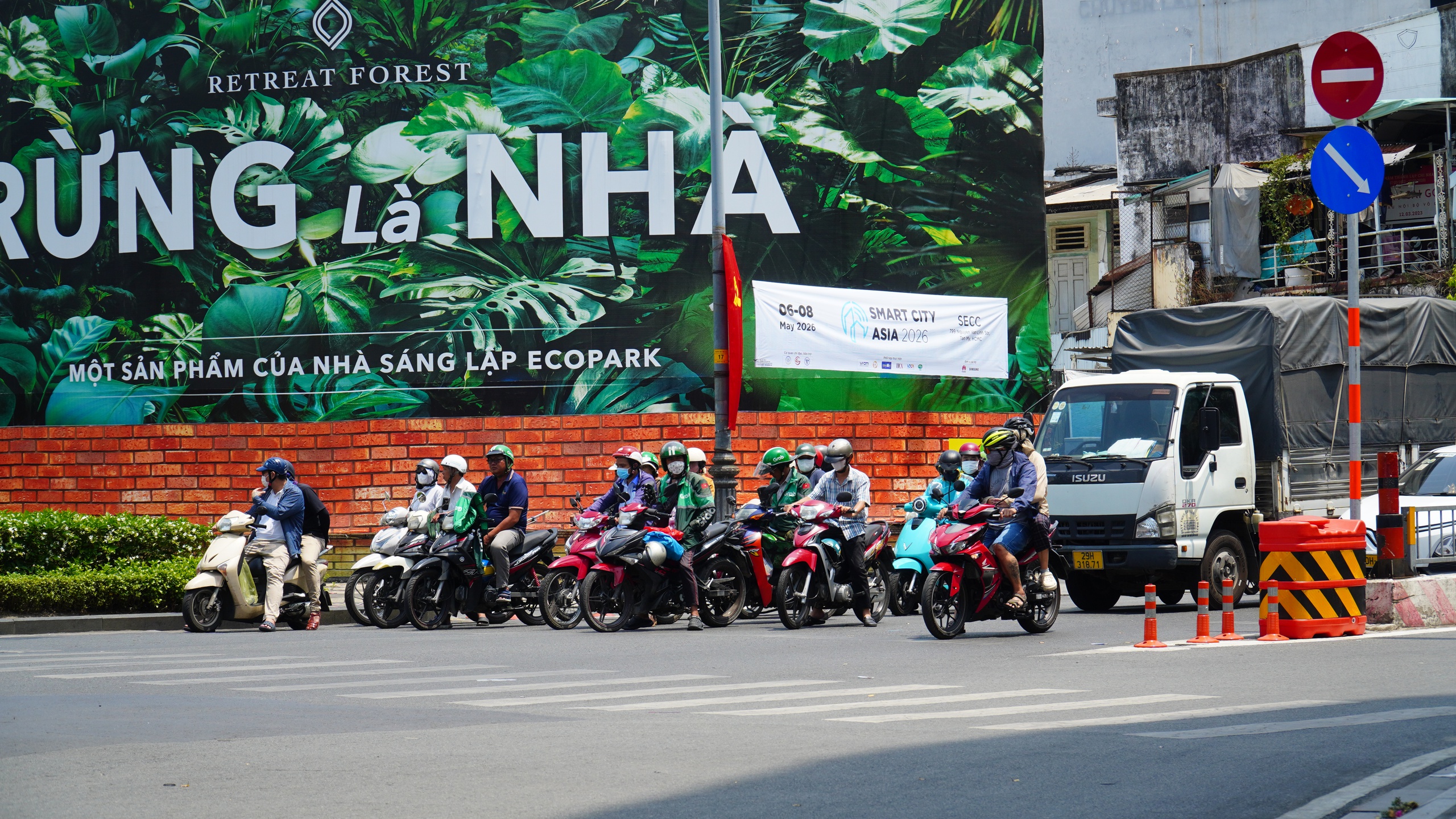 Sau mưa &lsquo;v&agrave;ng&rsquo; giải nhiệt, người lao động TP.HCM lại vật lộn với nắng gắt  - Ảnh 1.