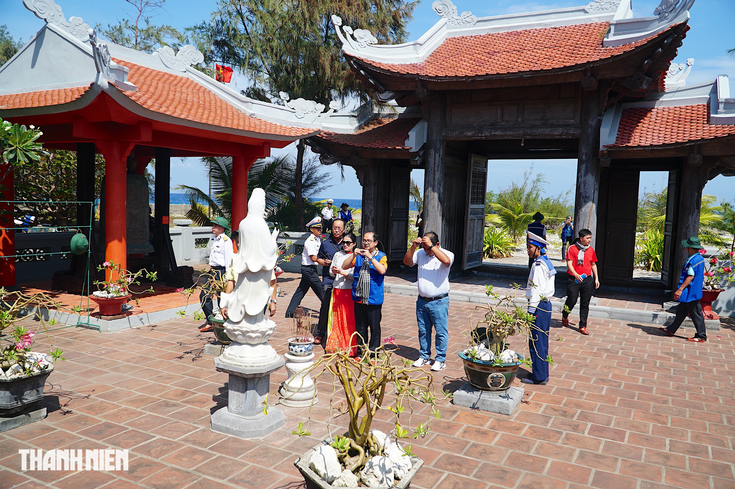 Những ng&ocirc;i ch&ugrave;a nhỏ cổ k&iacute;nh n&eacute;p m&igrave;nh giữa bốn bề biển cả Trường Sa - Ảnh 6.