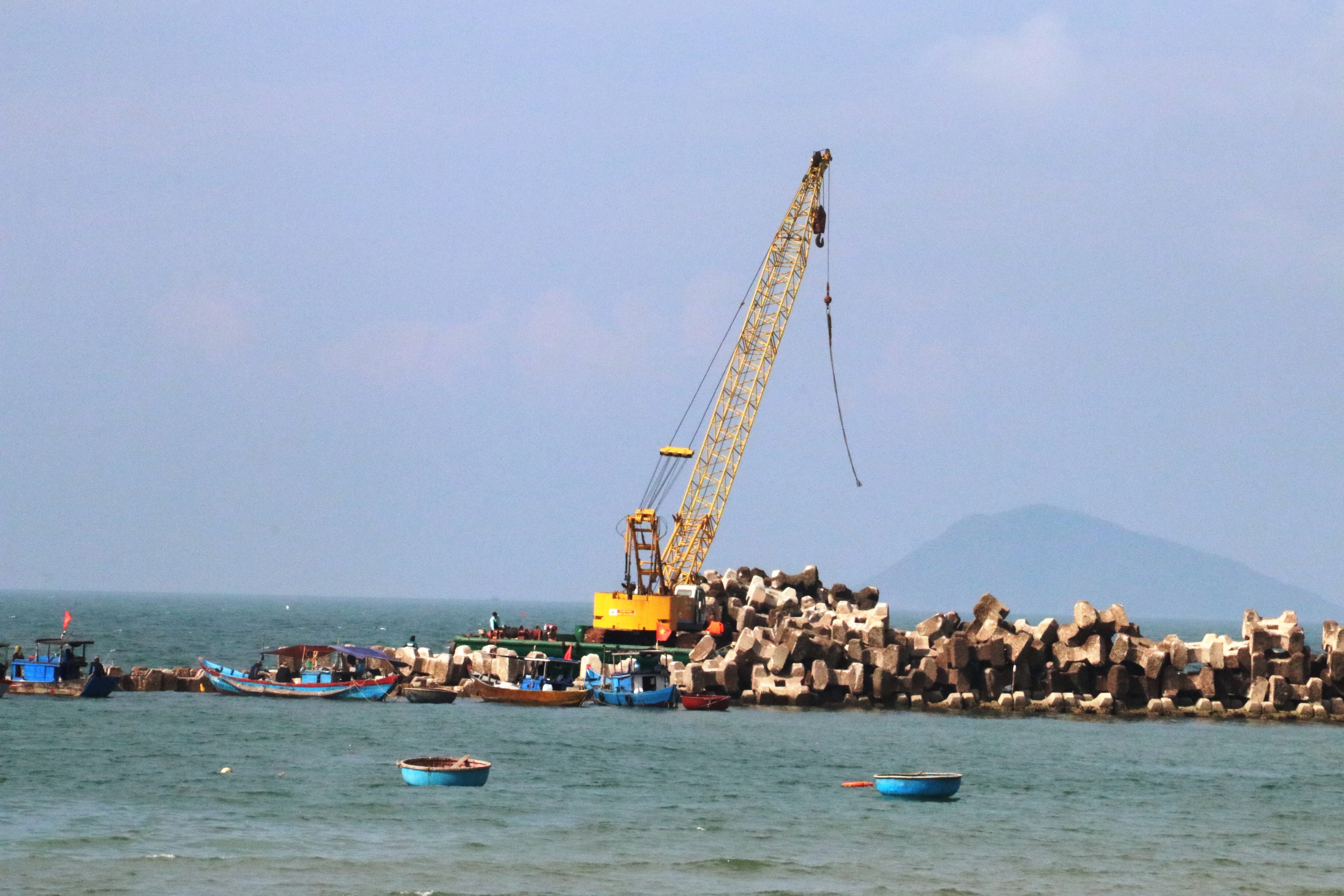Địa phương nói gì về nghi đổ chất thải xuống biển Hội An khi thi công kè biển- Ảnh 2.