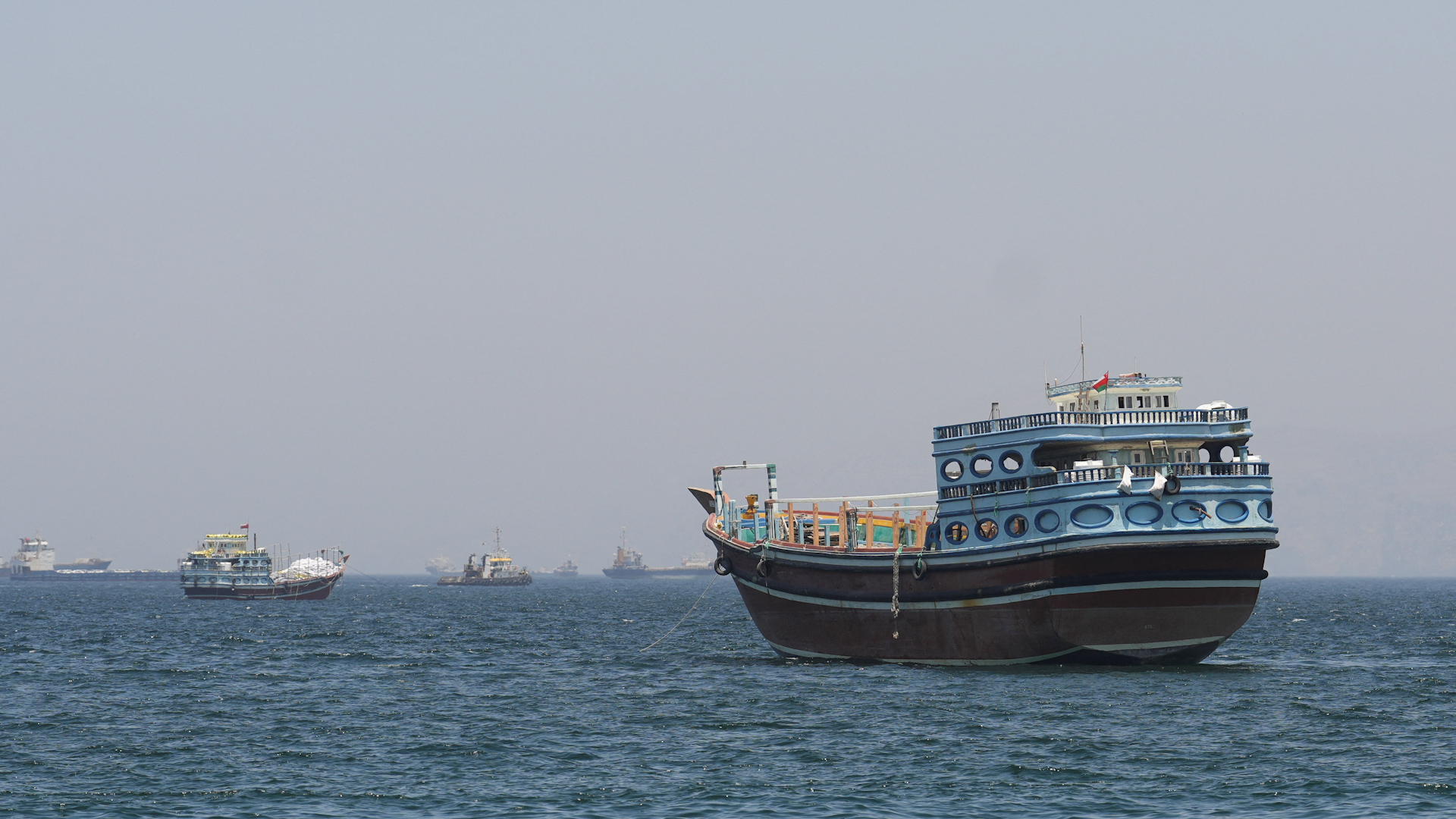 Mỹ c&oacute; kế hoạch gi&uacute;p t&agrave;u thuyền tho&aacute;t khỏi eo biển Hormuz, Iran cảnh b&aacute;o - Ảnh 1.