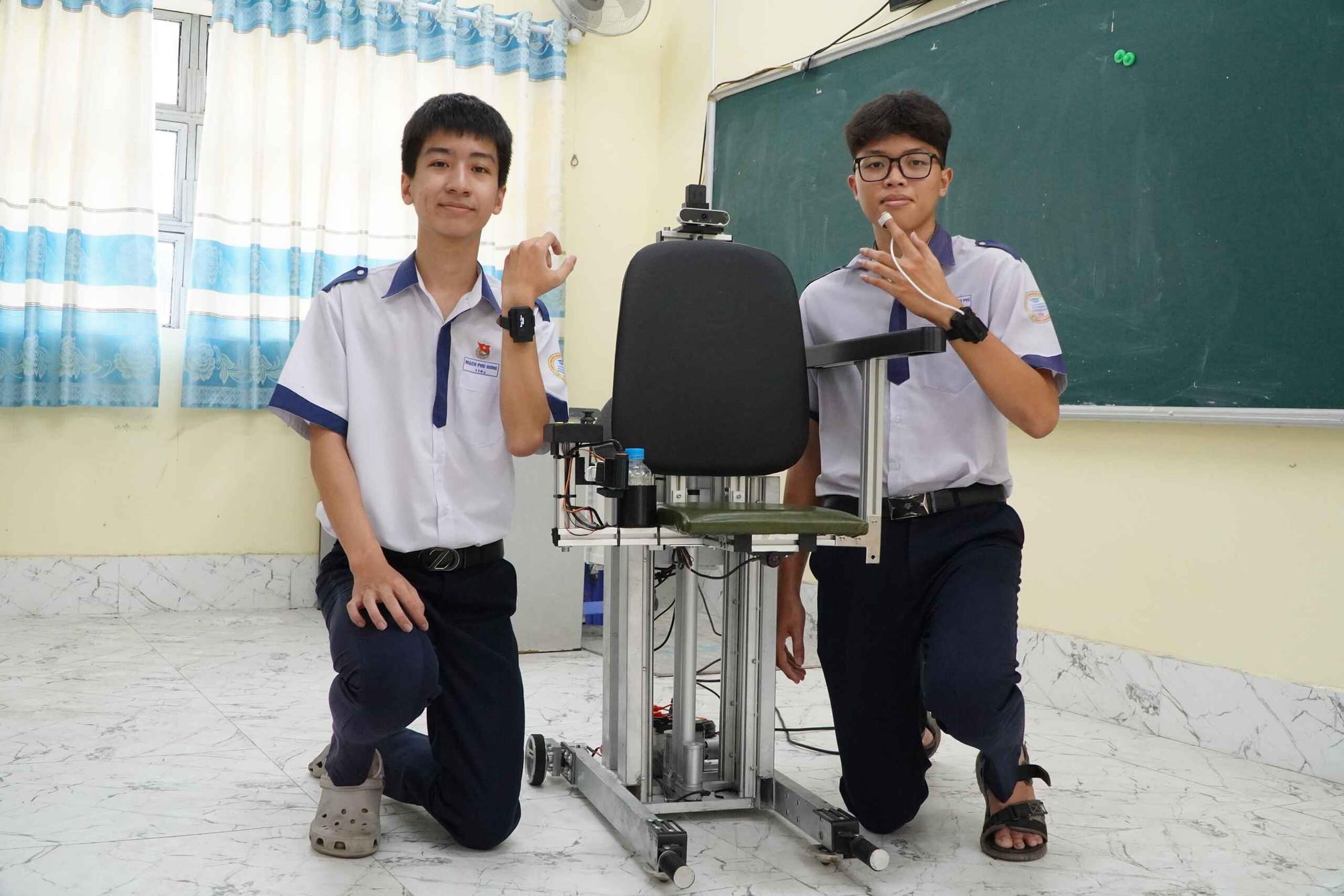 'Ghế th&ocirc;ng minh' của 2 học sinh c&oacute; thể cứu người trong t&iacute;ch tắc - Ảnh 1.