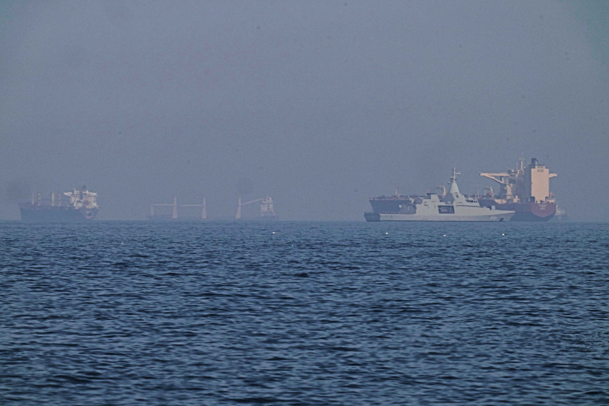 Mỹ bắt đầu giải tỏa t&agrave;u thuyền khỏi eo biển Hormuz - Ảnh 1.
