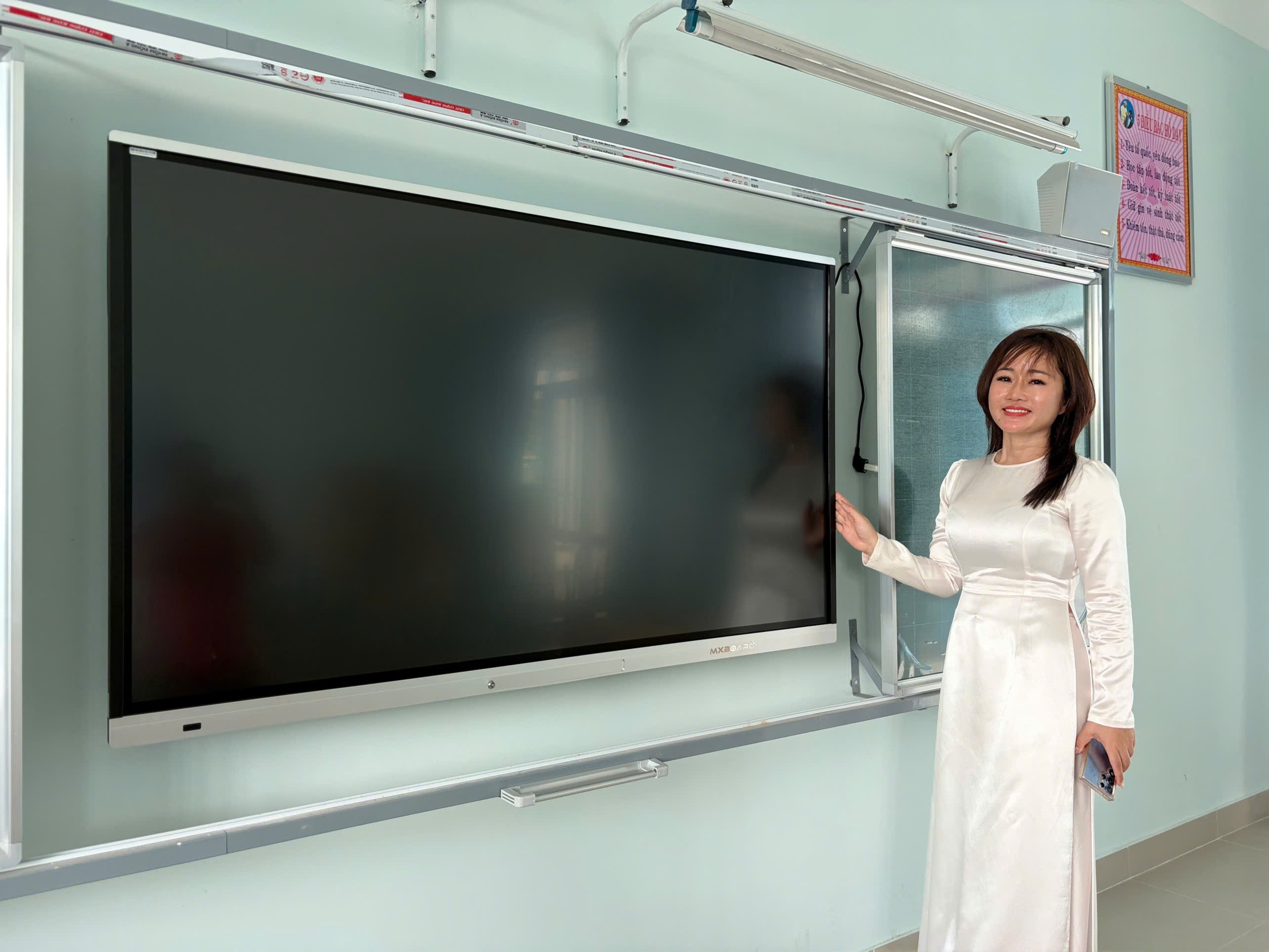 B&ecirc;n trong ng&ocirc;i trường x&acirc;y tr&ecirc;n nền nghĩa trang B&igrave;nh Hưng H&ograve;a trước ng&agrave;y đ&oacute;n học sinh - Ảnh 2.