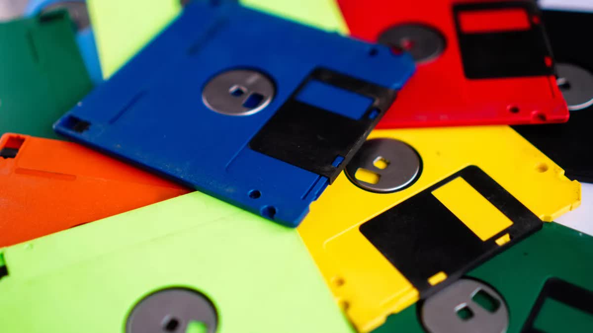Vì sao Floppy Disk lại được gọi là 'đĩa mềm'? - Ảnh 1.
