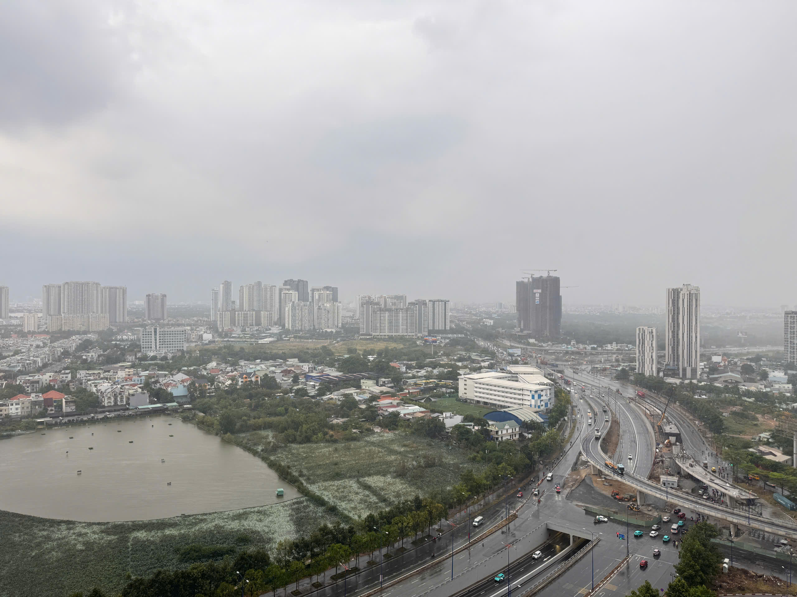 Chiều nay, TP.HCM nhiều nơi mưa lớn như trút nước- Ảnh 1.