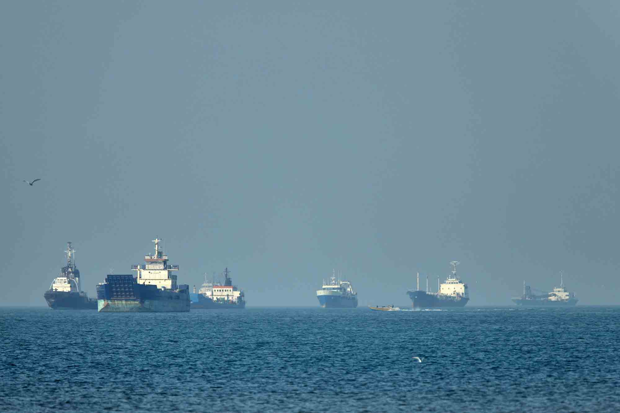 Thỏa thuận ngừng bắn Mỹ - Iran lung lay sau đụng độ ở Hormuz - Ảnh 1.