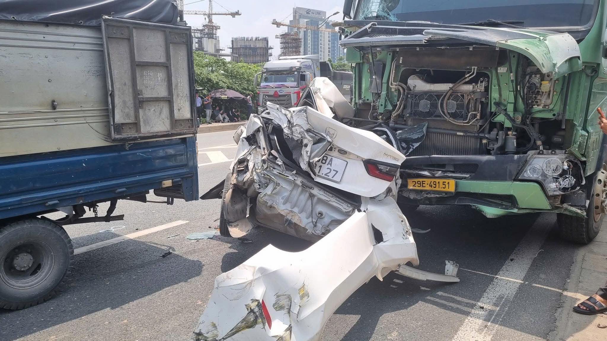 Xe con bị vò nát trong vụ tai nạn liên hoàn giữa 10 phương tiện - Ảnh 3.