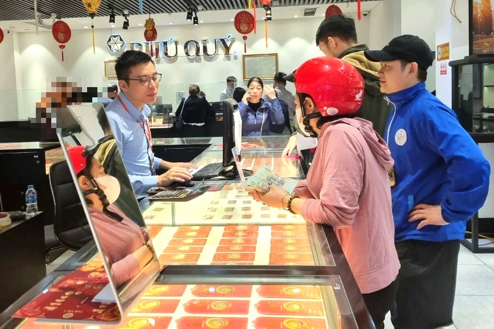 Giá vàng, bạc 'lao dốc', sẵn tiền tỉ nên đầu tư thế nào? - Ảnh 1.