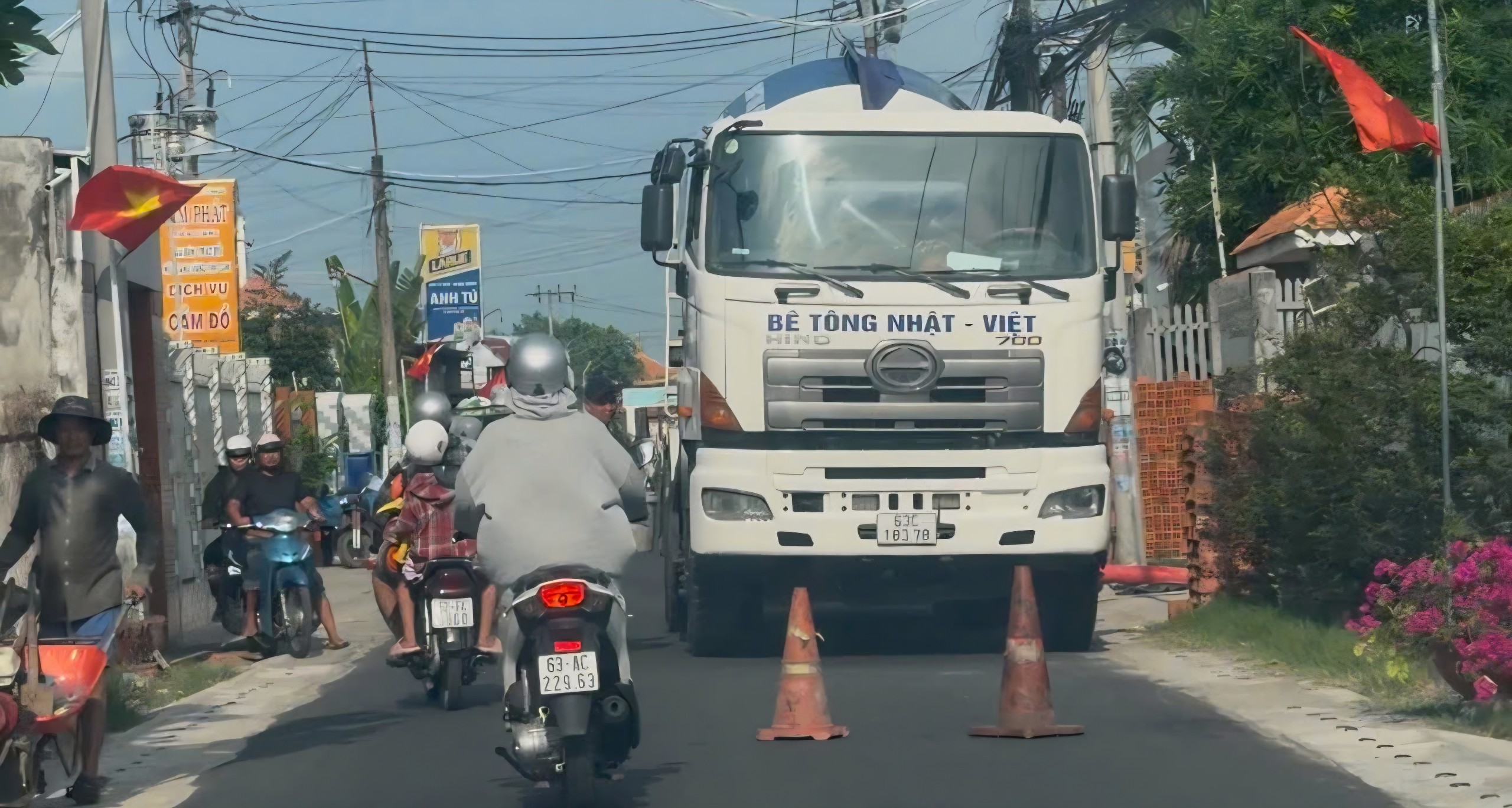 Đồng Tháp: Xe bồn chục tấn ngang nhiên đi vào đường cấm xe trên 5 tấn- Ảnh 1.